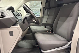 Punainen Volkswagen TRANSPORTER 2020 kuva 12.
