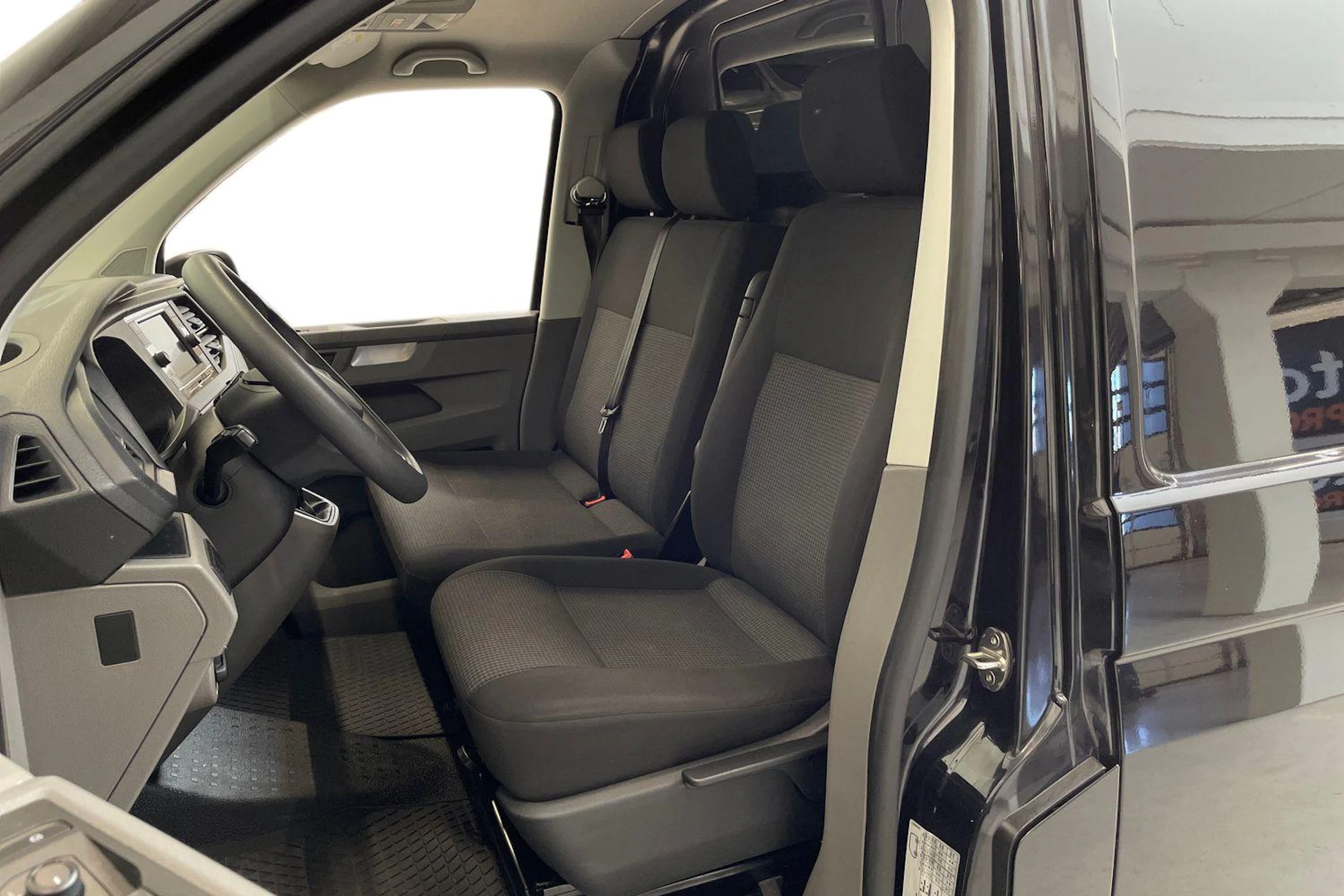 musta Volkswagen Transporter 2020 kuva 8.