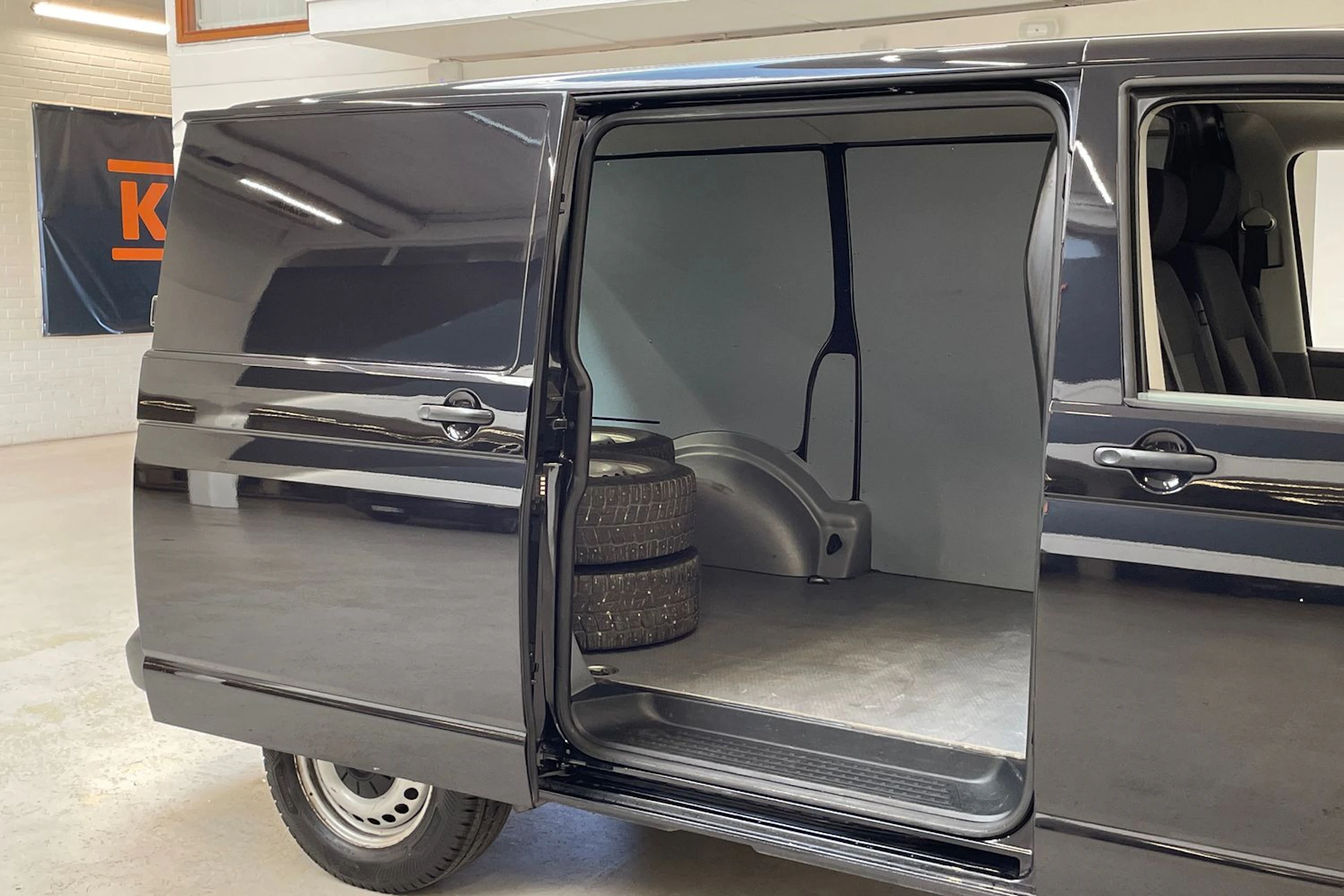 musta Volkswagen Transporter 2020 kuva 12.