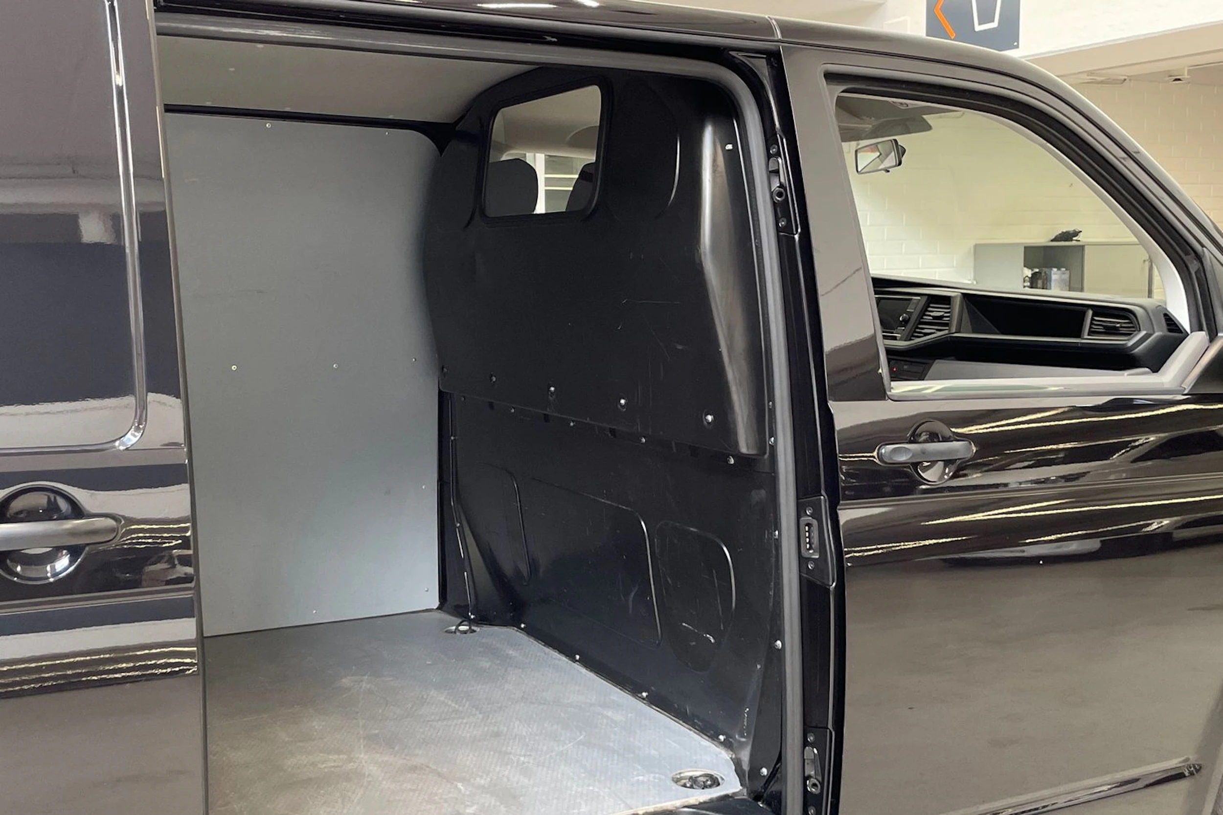 musta Volkswagen Transporter 2020 kuva 14.