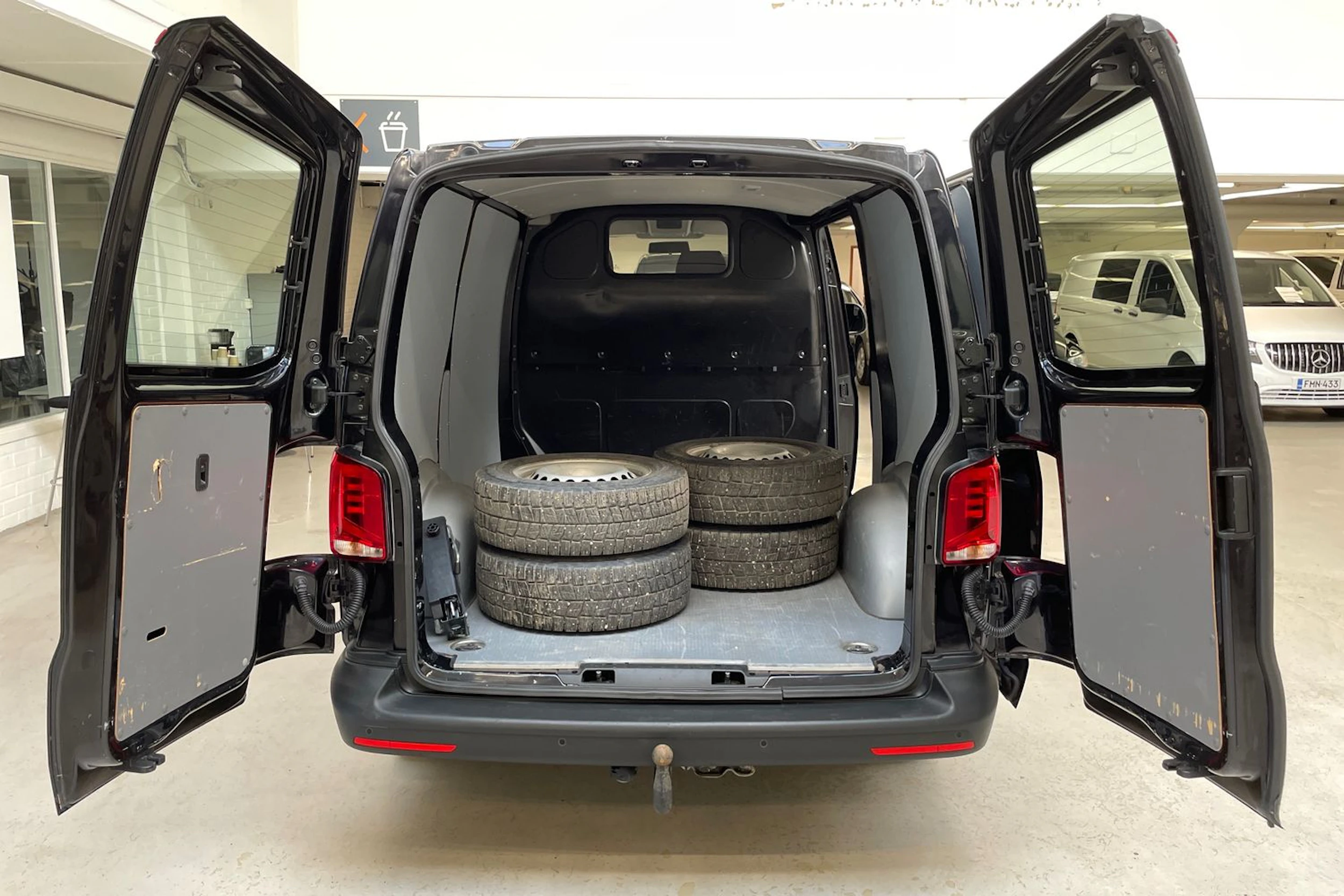 musta Volkswagen Transporter 2020 kuva 15.