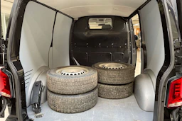 musta Volkswagen Transporter 2020 kuva 16.