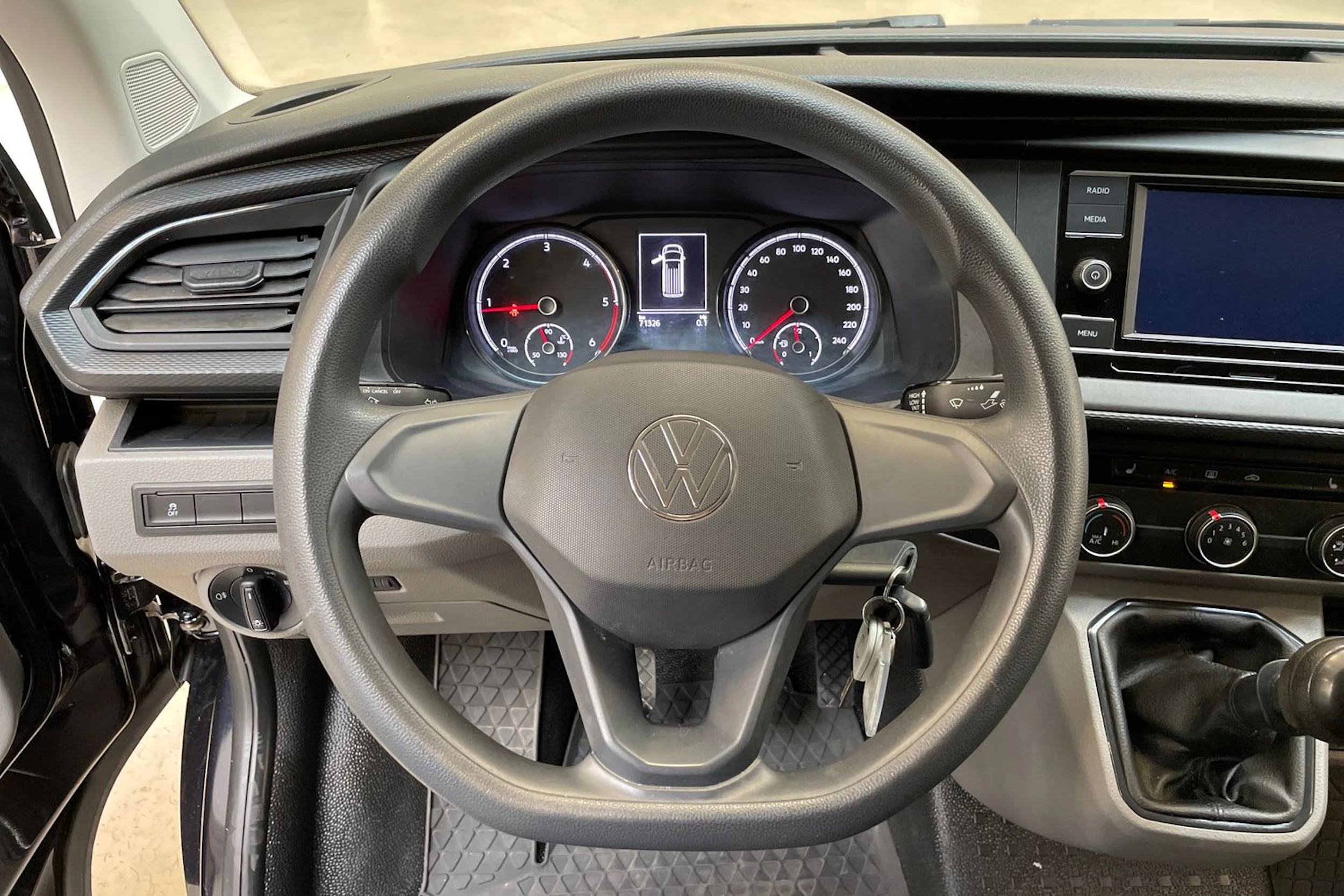 musta Volkswagen Transporter 2020 kuva 18.