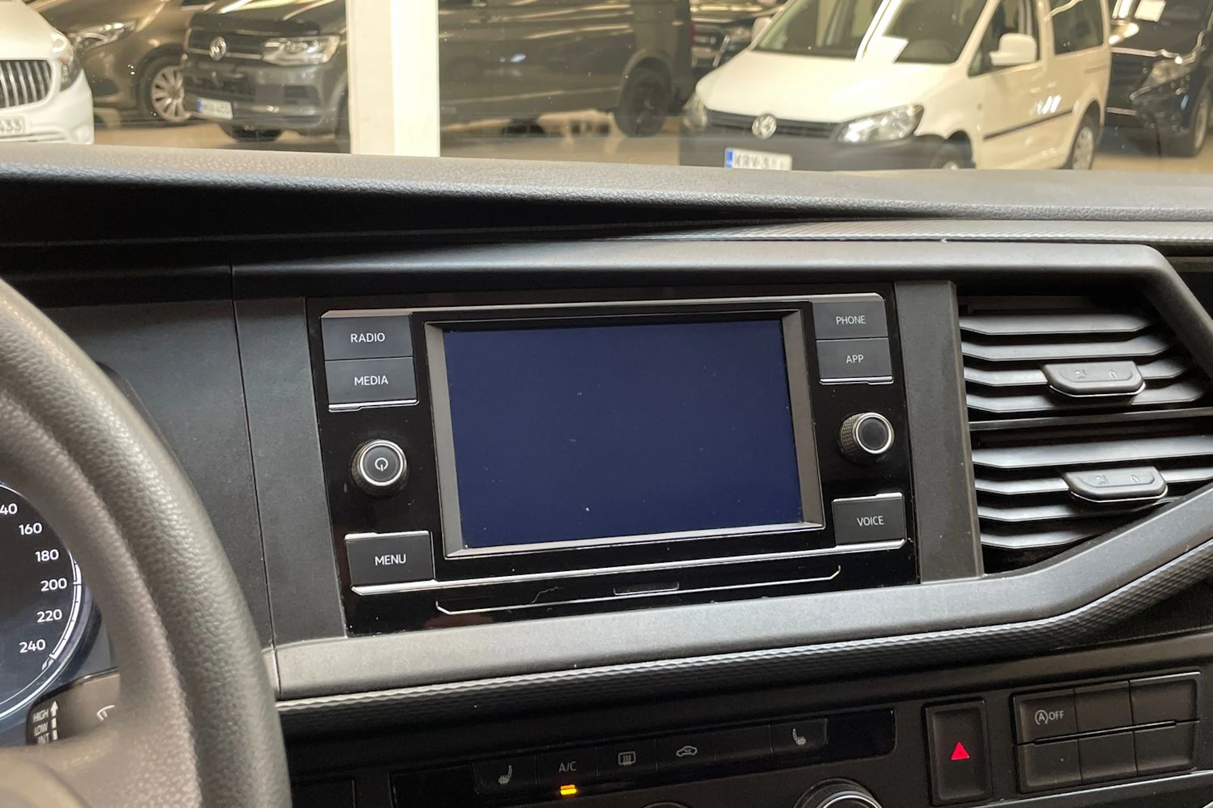 musta Volkswagen Transporter 2020 kuva 21.