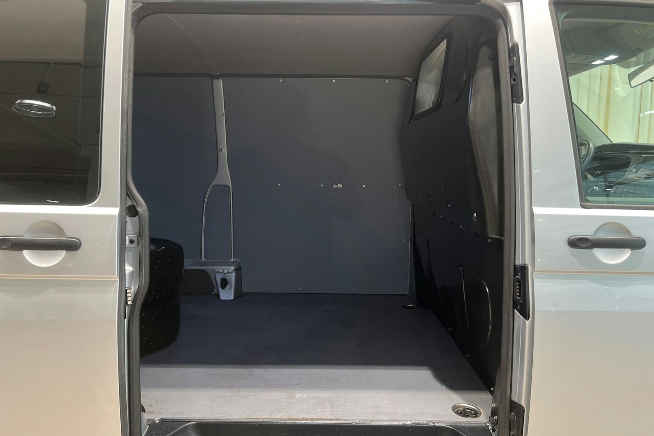 hopea Volkswagen Transporter 2020 kuva 18.