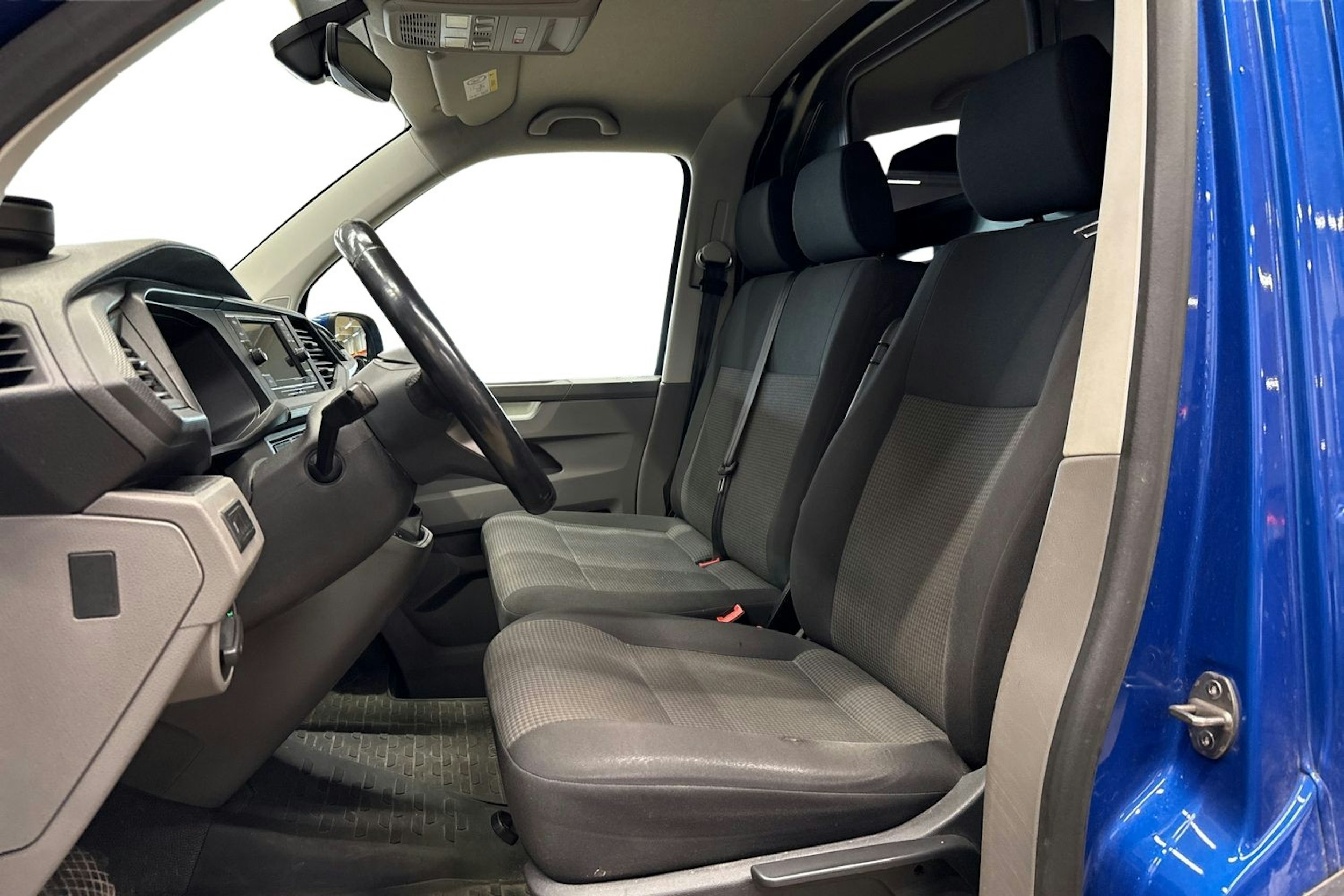 sininen Volkswagen Transporter 2020 kuva 7.
