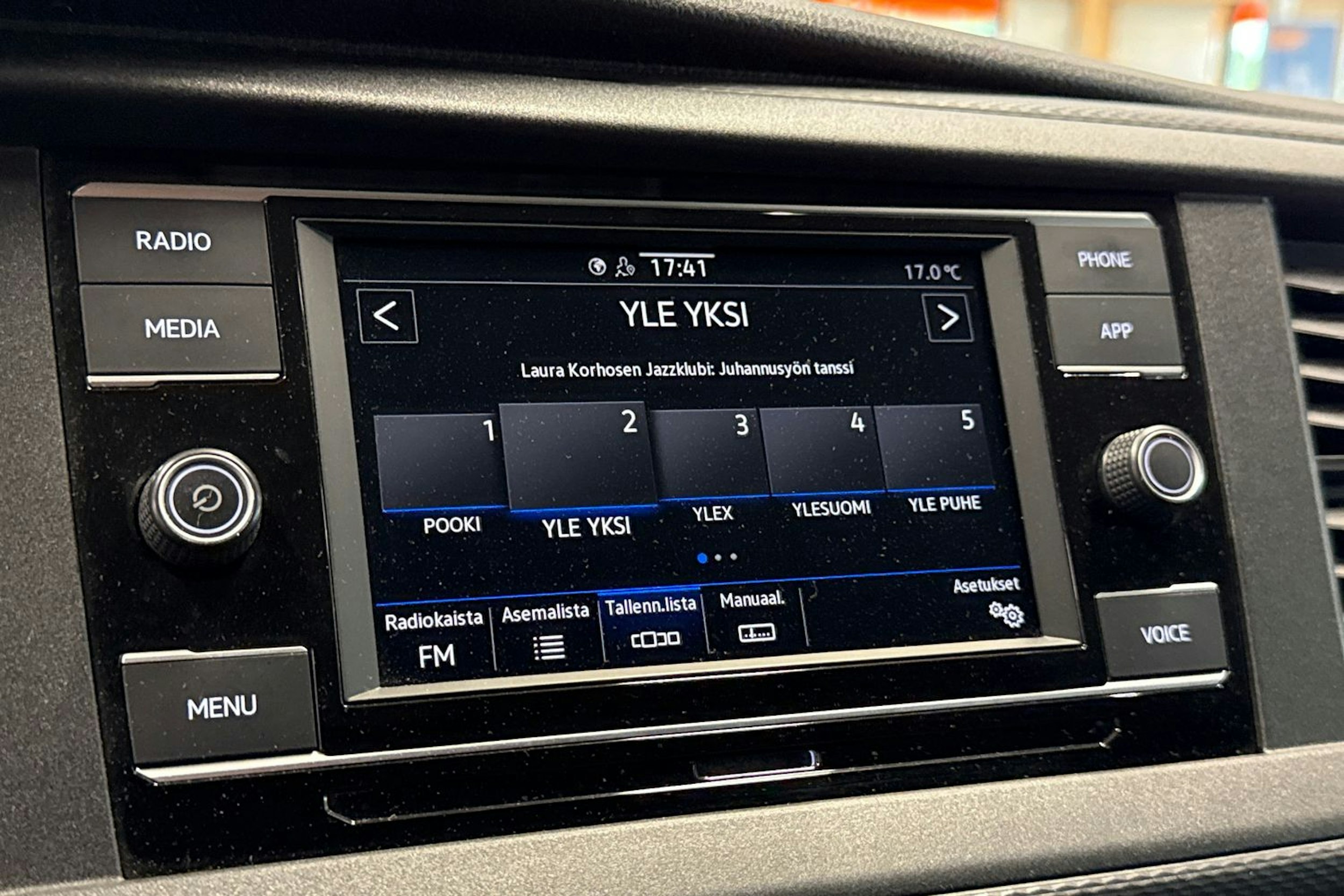 sininen Volkswagen Transporter 2020 kuva 17.