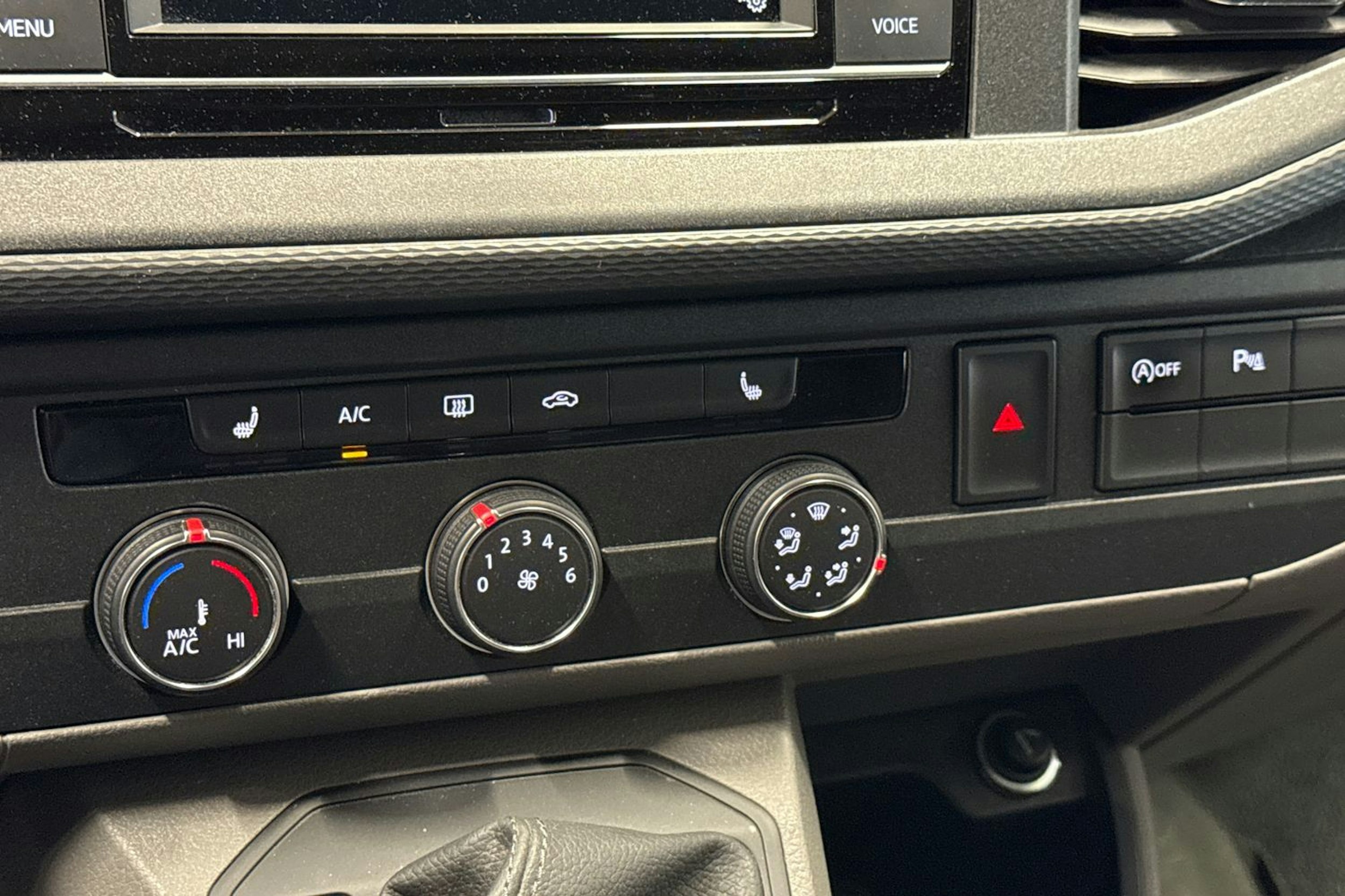sininen Volkswagen Transporter 2020 kuva 21.