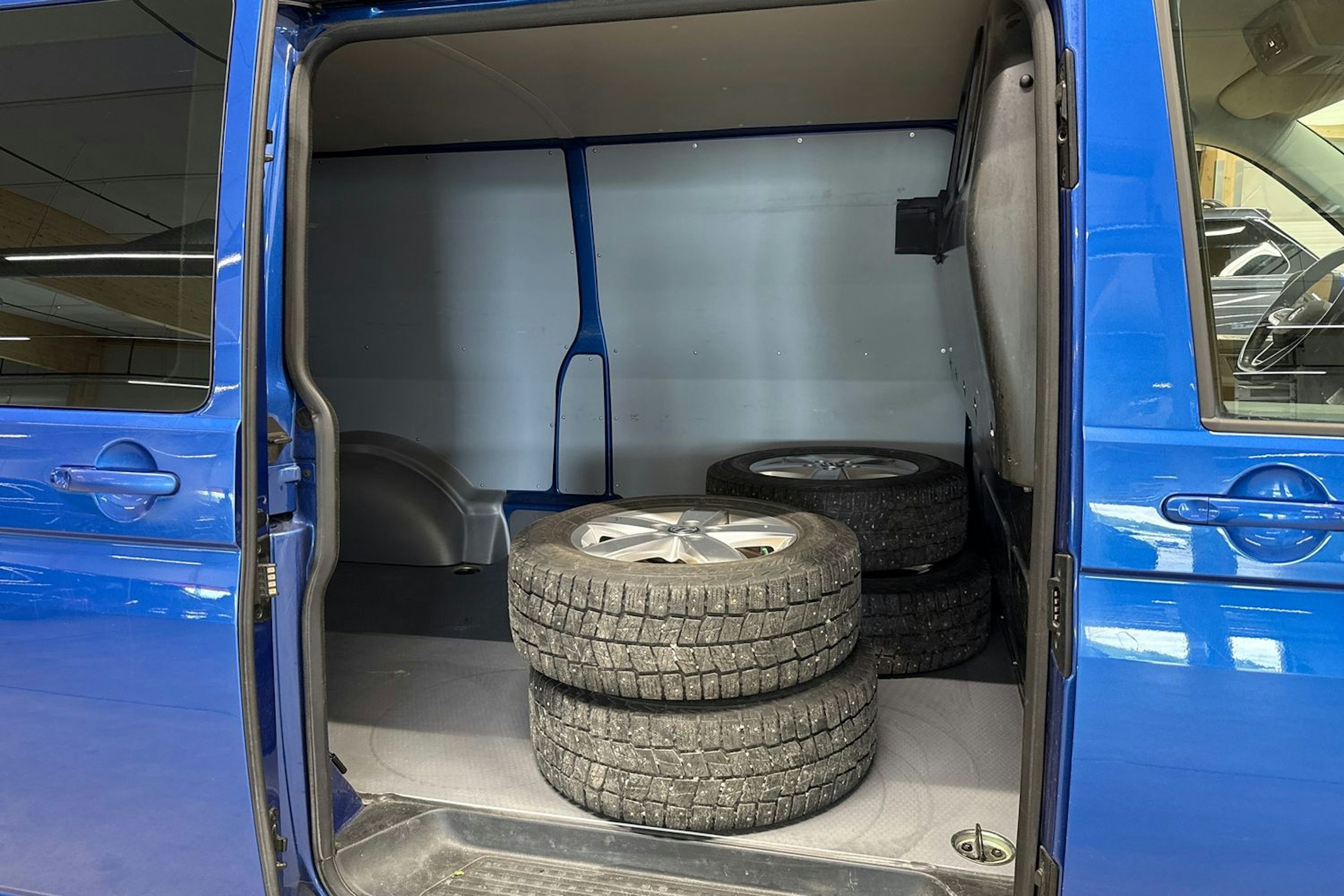 sininen Volkswagen Transporter 2020 kuva 24.