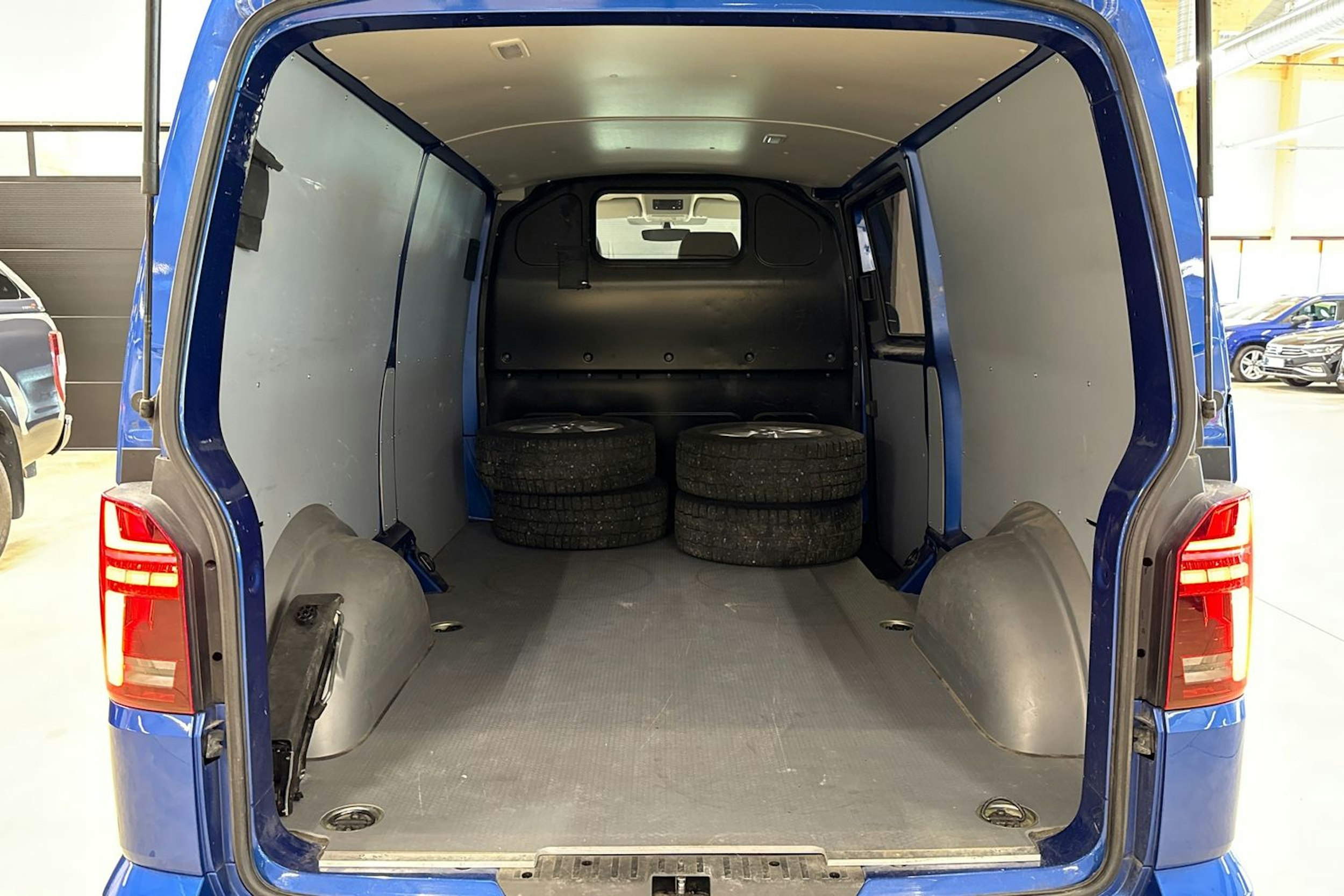 sininen Volkswagen Transporter 2020 kuva 26.
