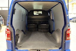 sininen Volkswagen Transporter 2020 kuva 26.