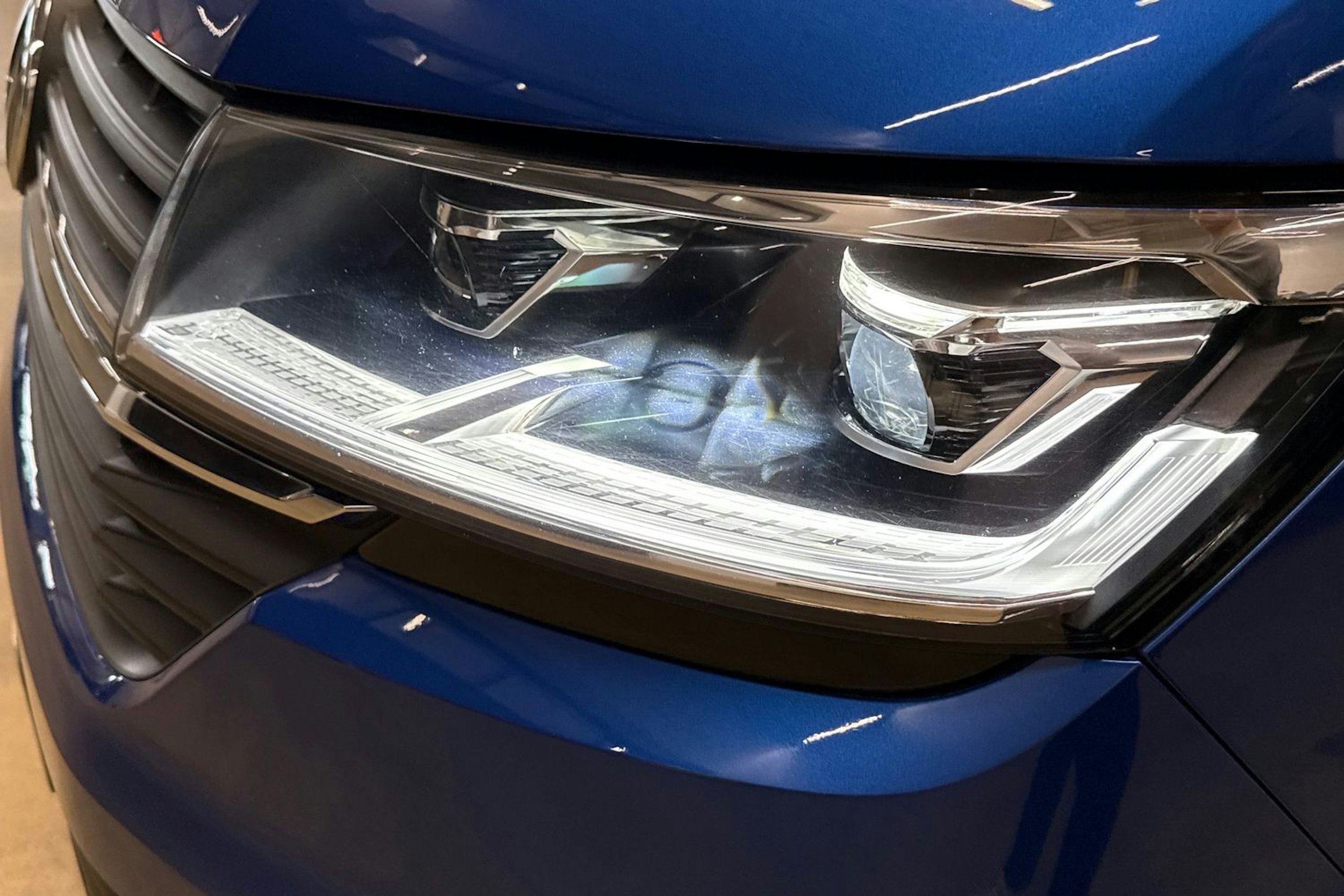 sininen Volkswagen Transporter 2020 kuva 28.