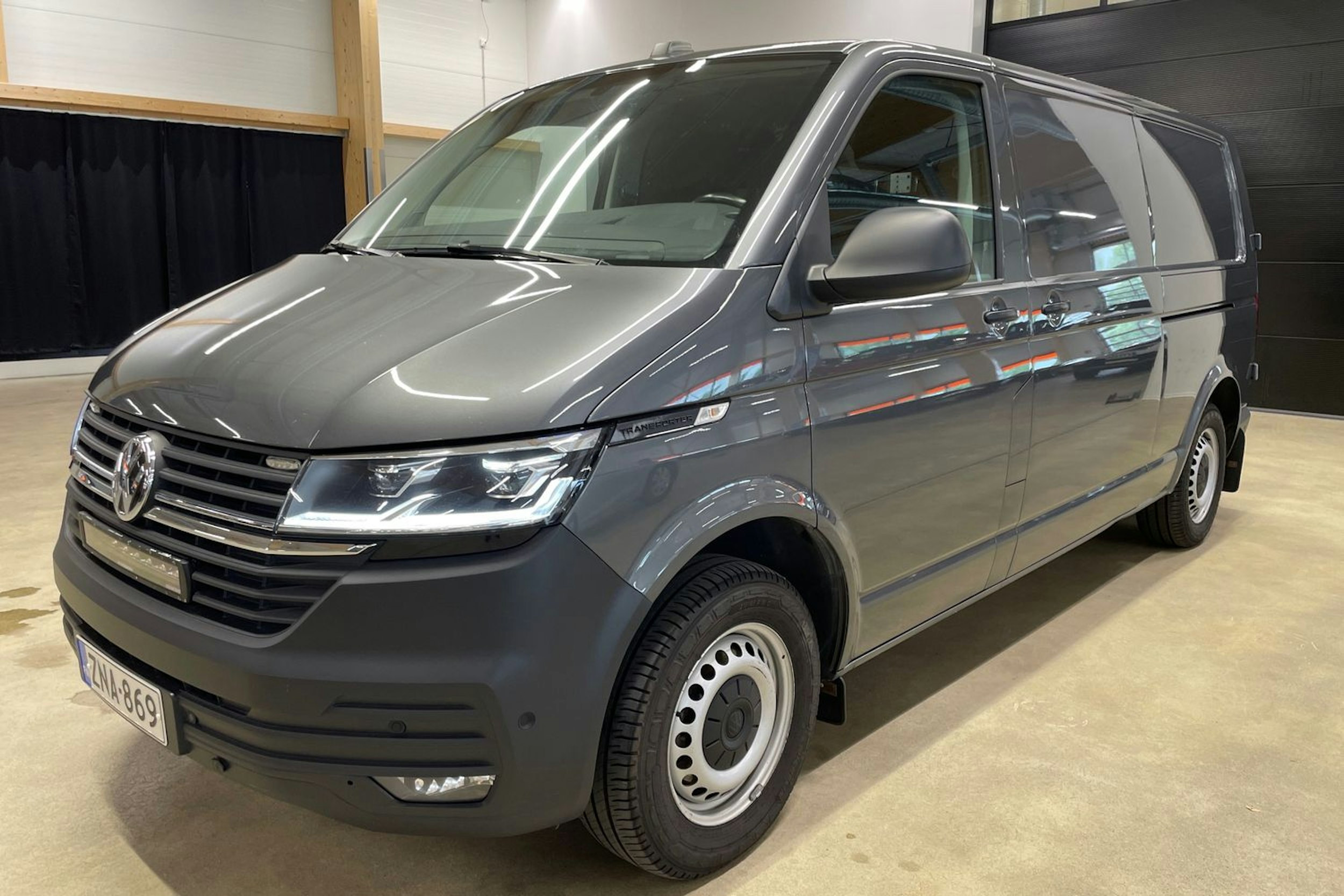 harmaa Volkswagen Transporter 2020 kuva 13.
