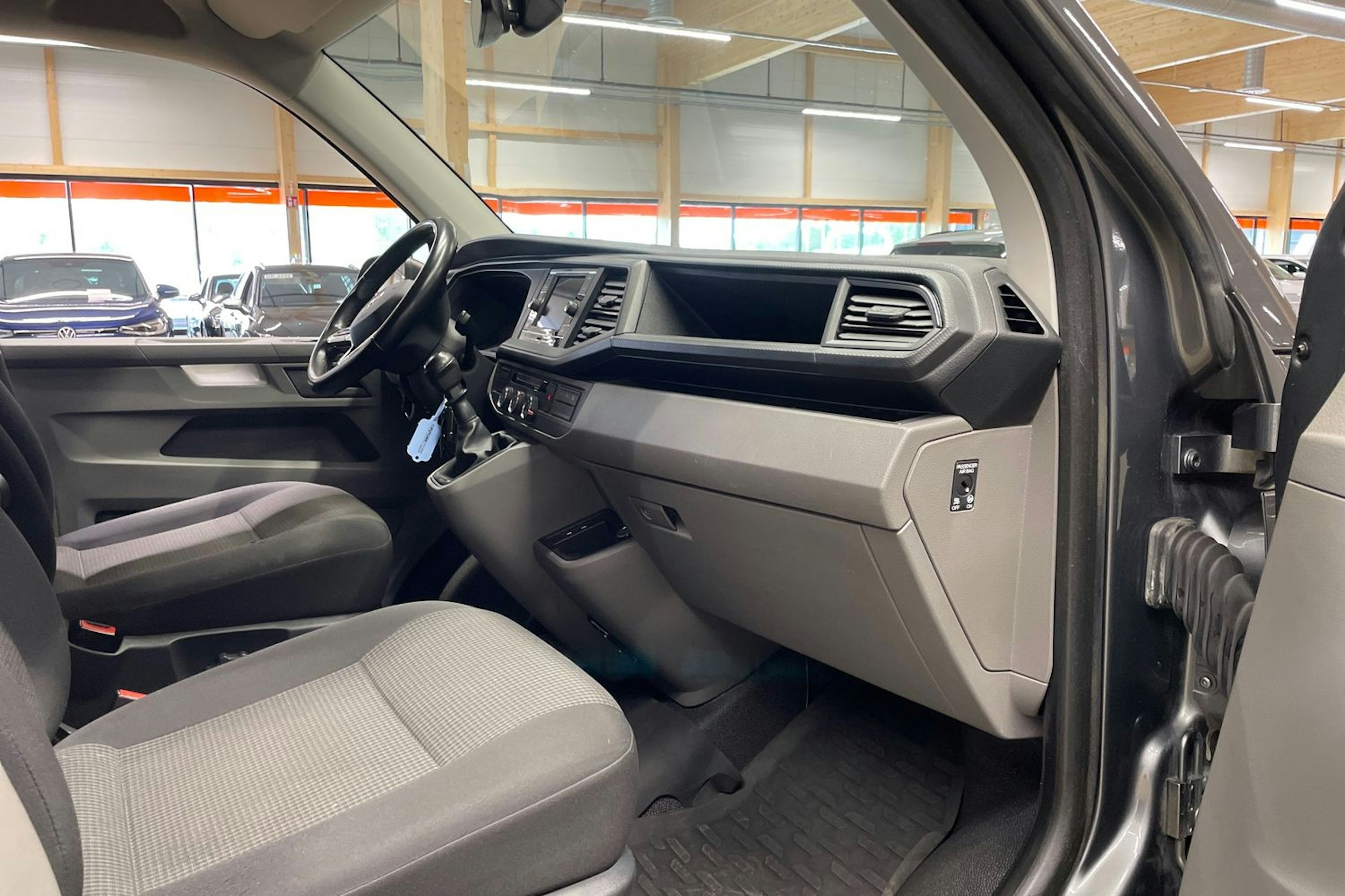 harmaa Volkswagen Transporter 2020 kuva 15.