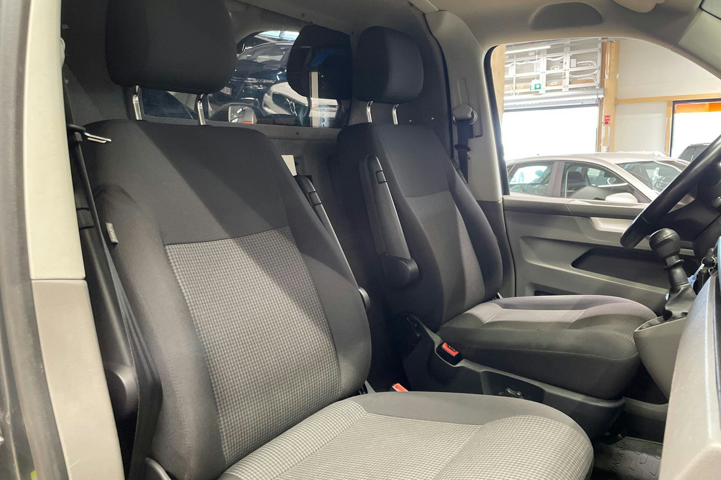 harmaa Volkswagen Transporter 2020 kuva 16.