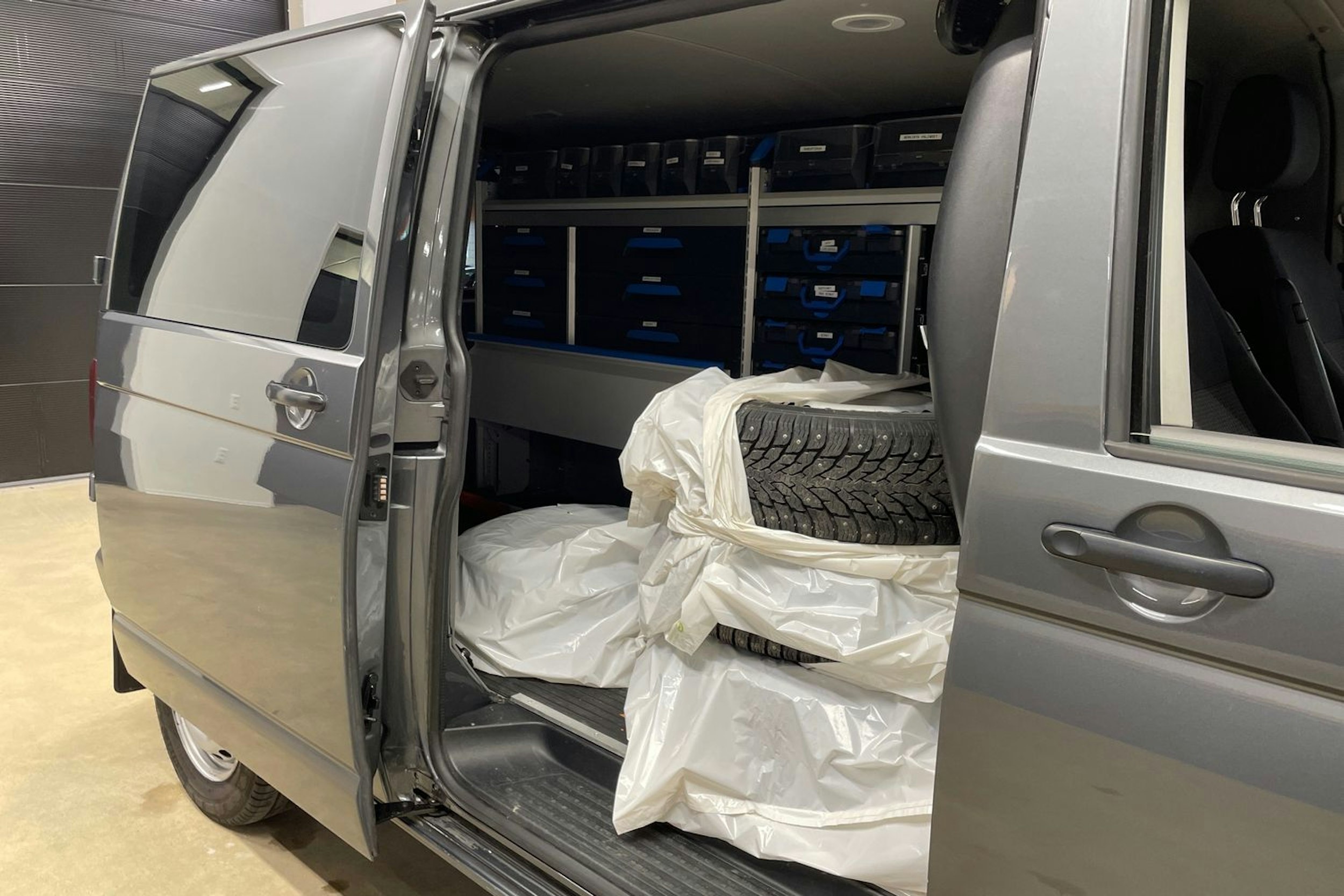 harmaa Volkswagen Transporter 2020 kuva 17.