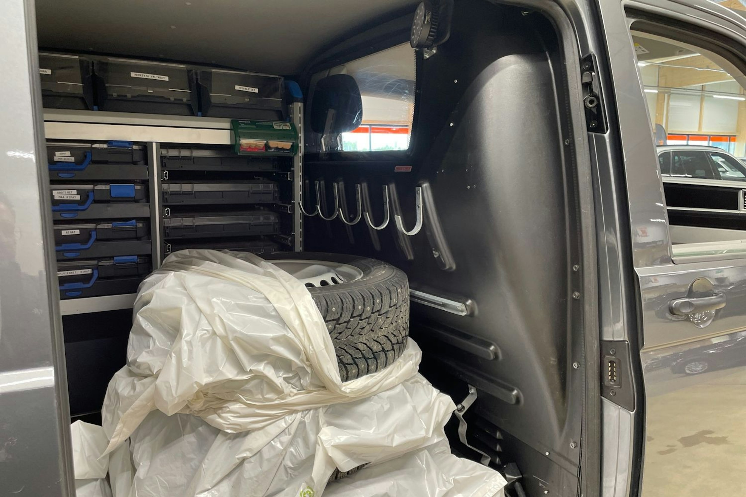 harmaa Volkswagen Transporter 2020 kuva 18.