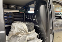 harmaa Volkswagen Transporter 2020 kuva 18.
