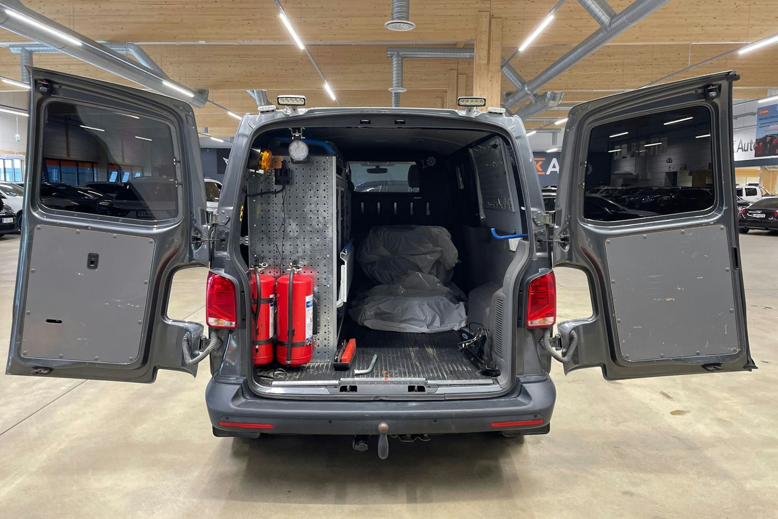 harmaa Volkswagen Transporter 2020 kuva 21.