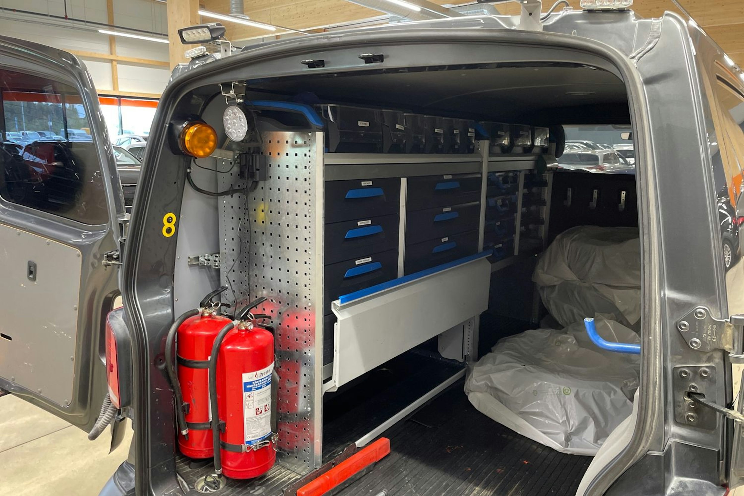 harmaa Volkswagen Transporter 2020 kuva 22.