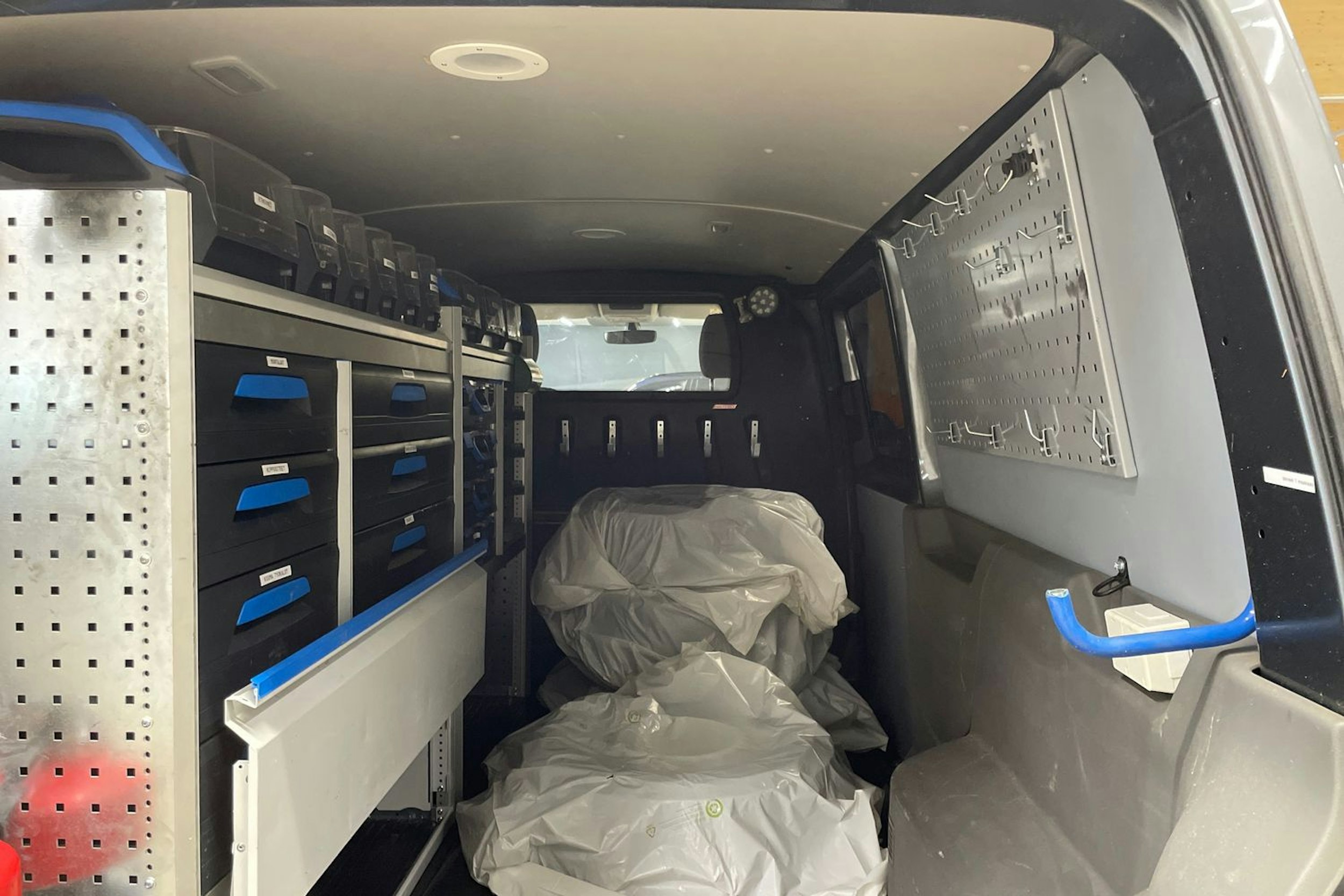 harmaa Volkswagen Transporter 2020 kuva 23.