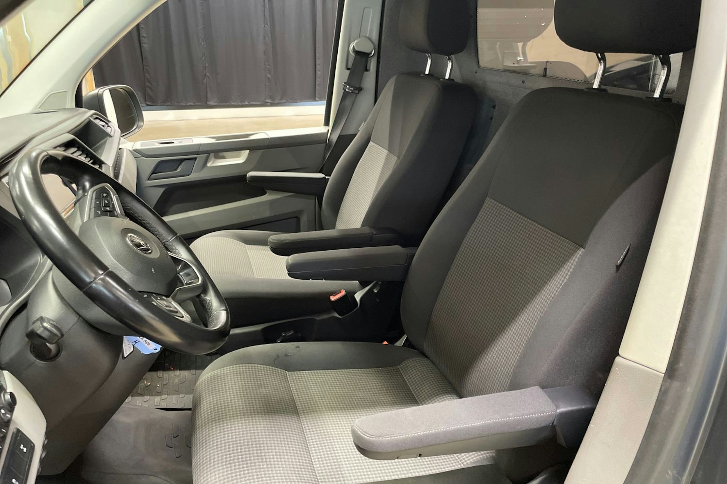 harmaa Volkswagen Transporter 2020 kuva 26.