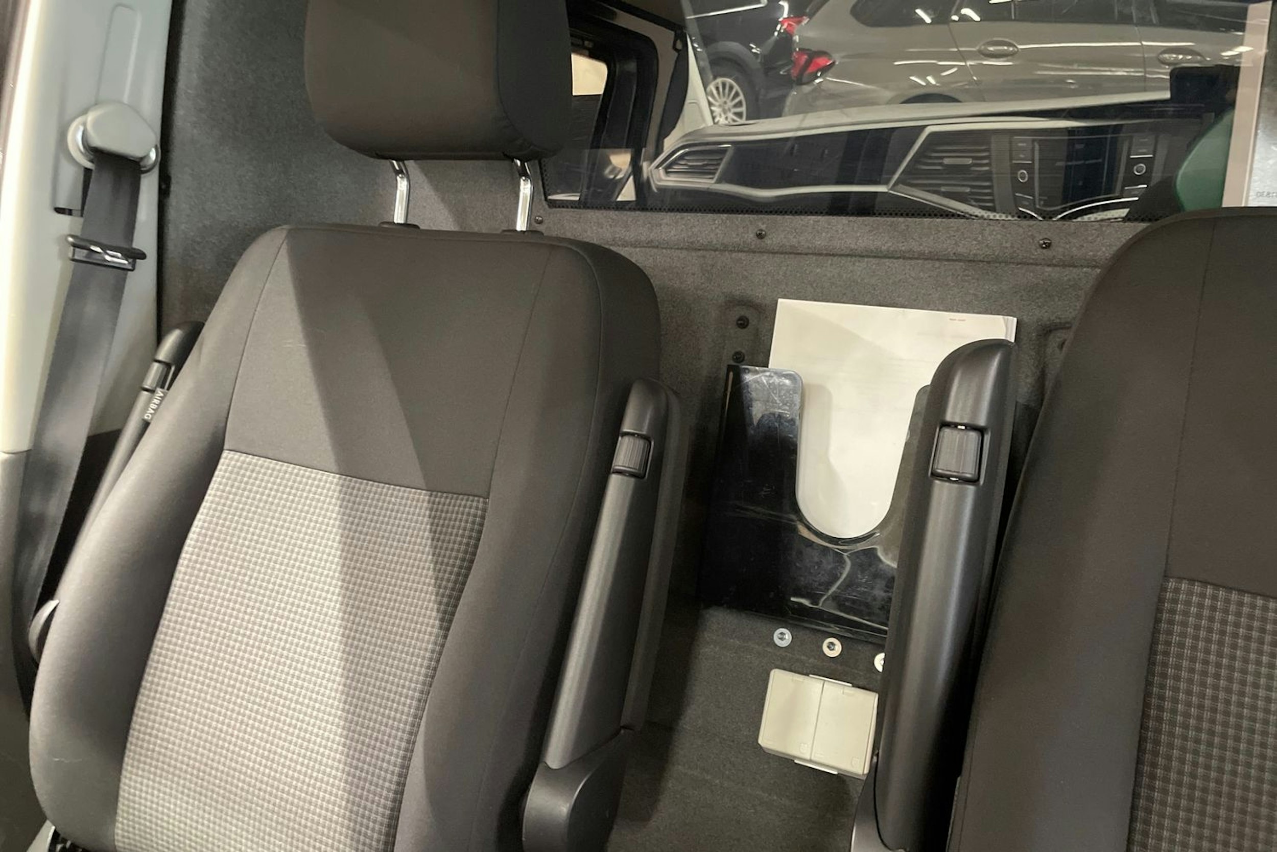 harmaa Volkswagen Transporter 2020 kuva 27.