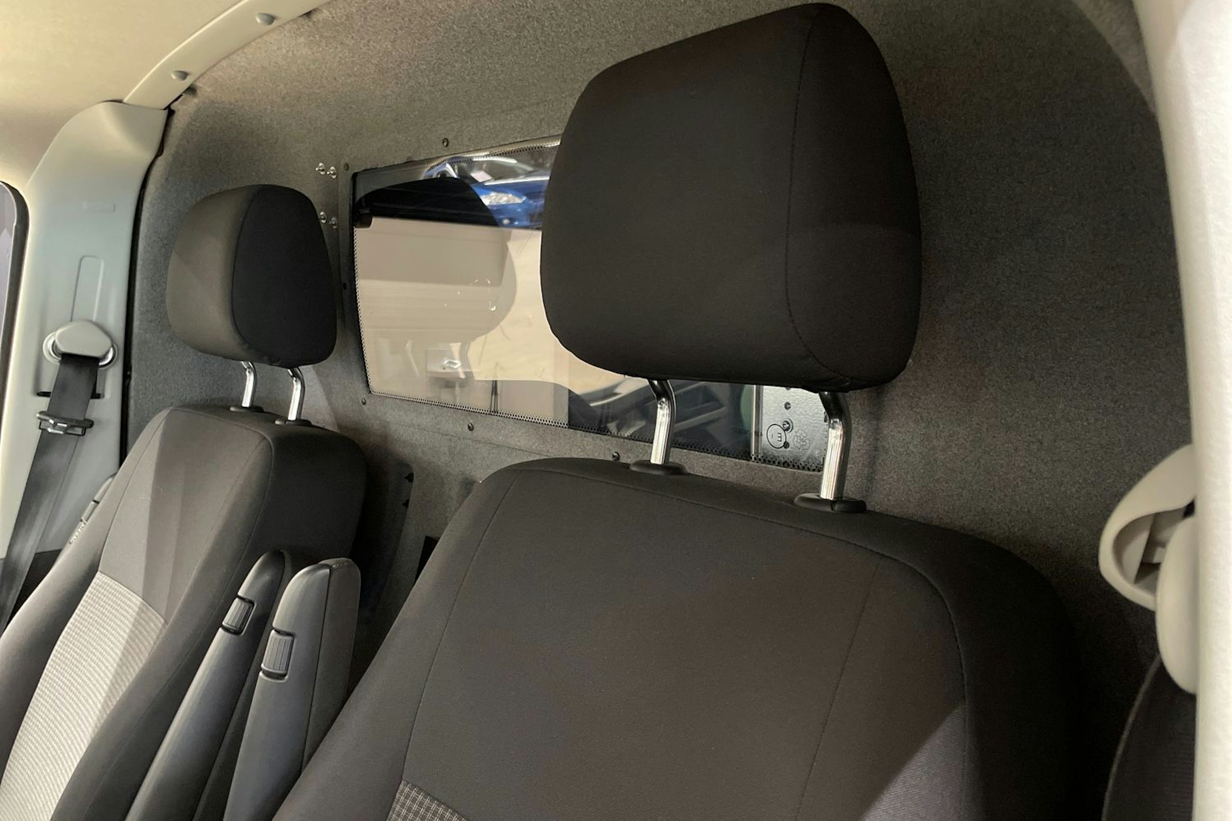 harmaa Volkswagen Transporter 2020 kuva 28.