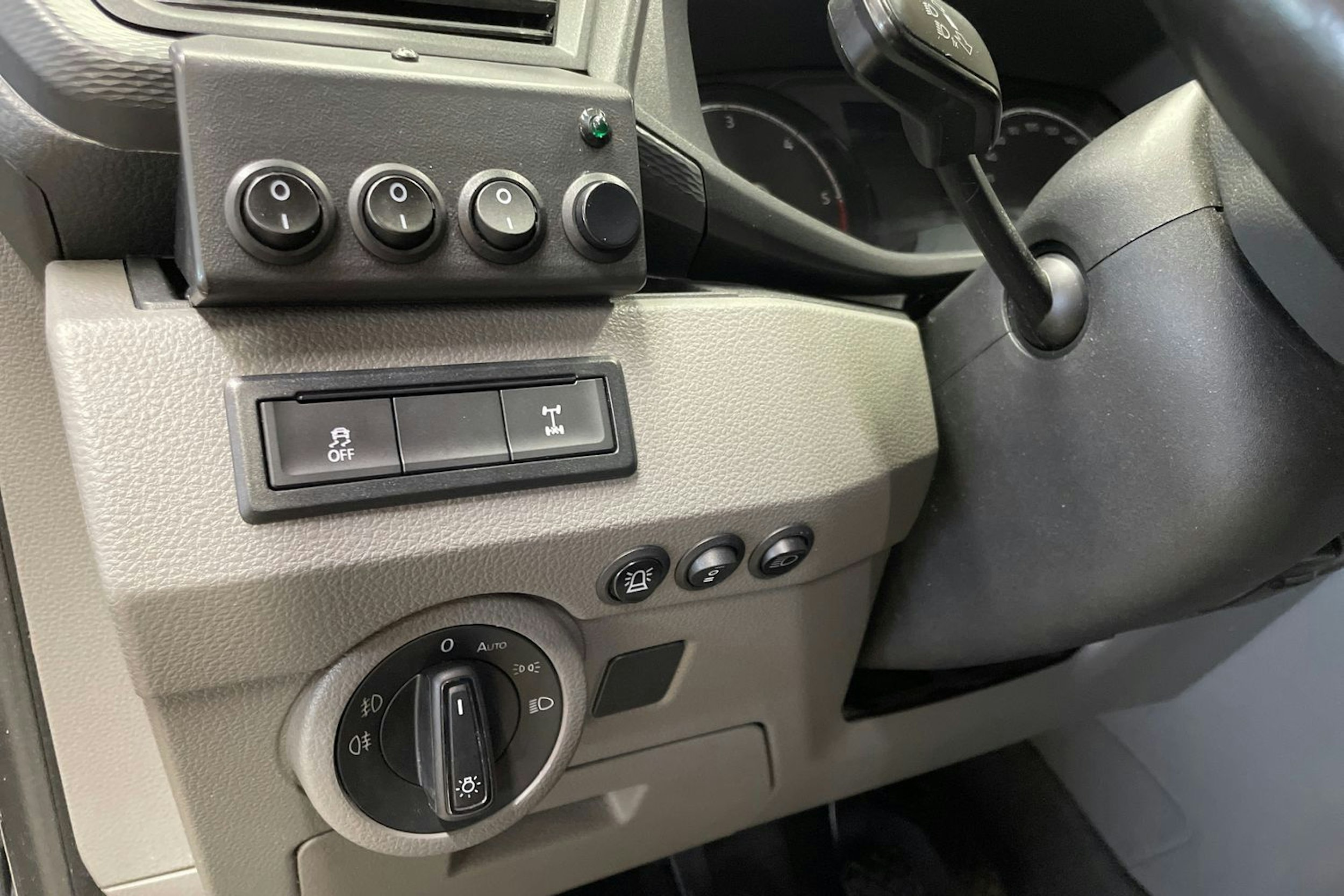 harmaa Volkswagen Transporter 2020 kuva 29.