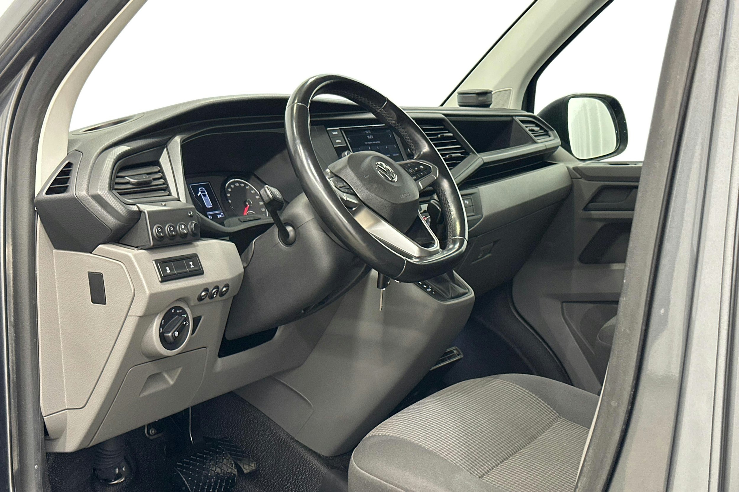 harmaa Volkswagen Transporter 2020 kuva 9.