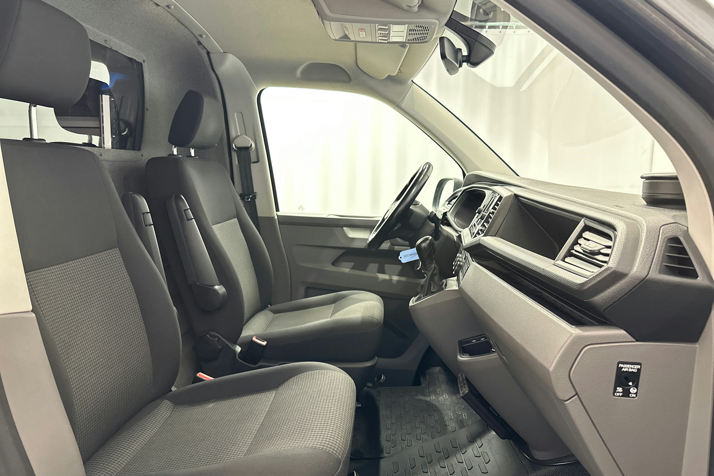 harmaa Volkswagen Transporter 2020 kuva 13.