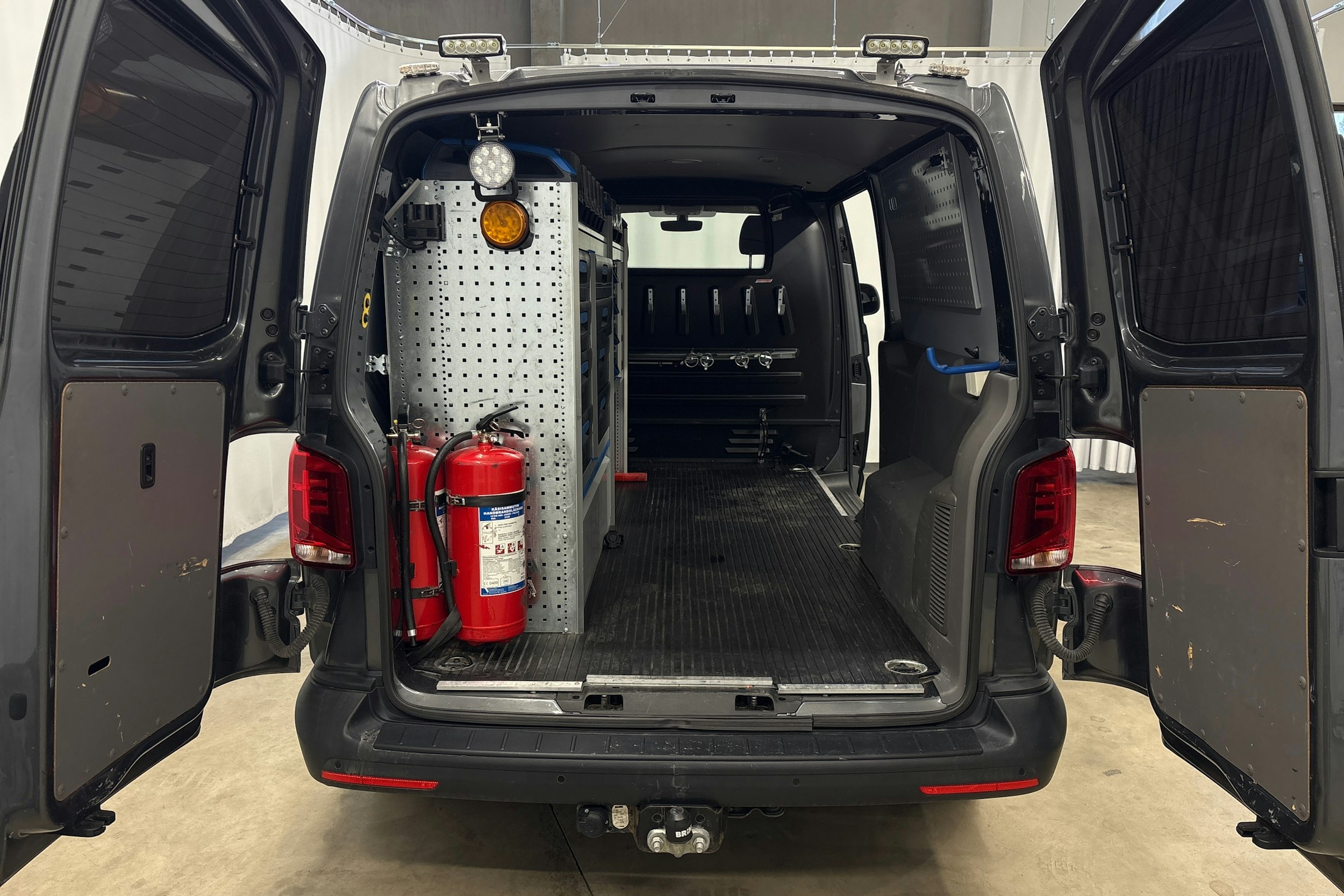harmaa Volkswagen Transporter 2020 kuva 14.