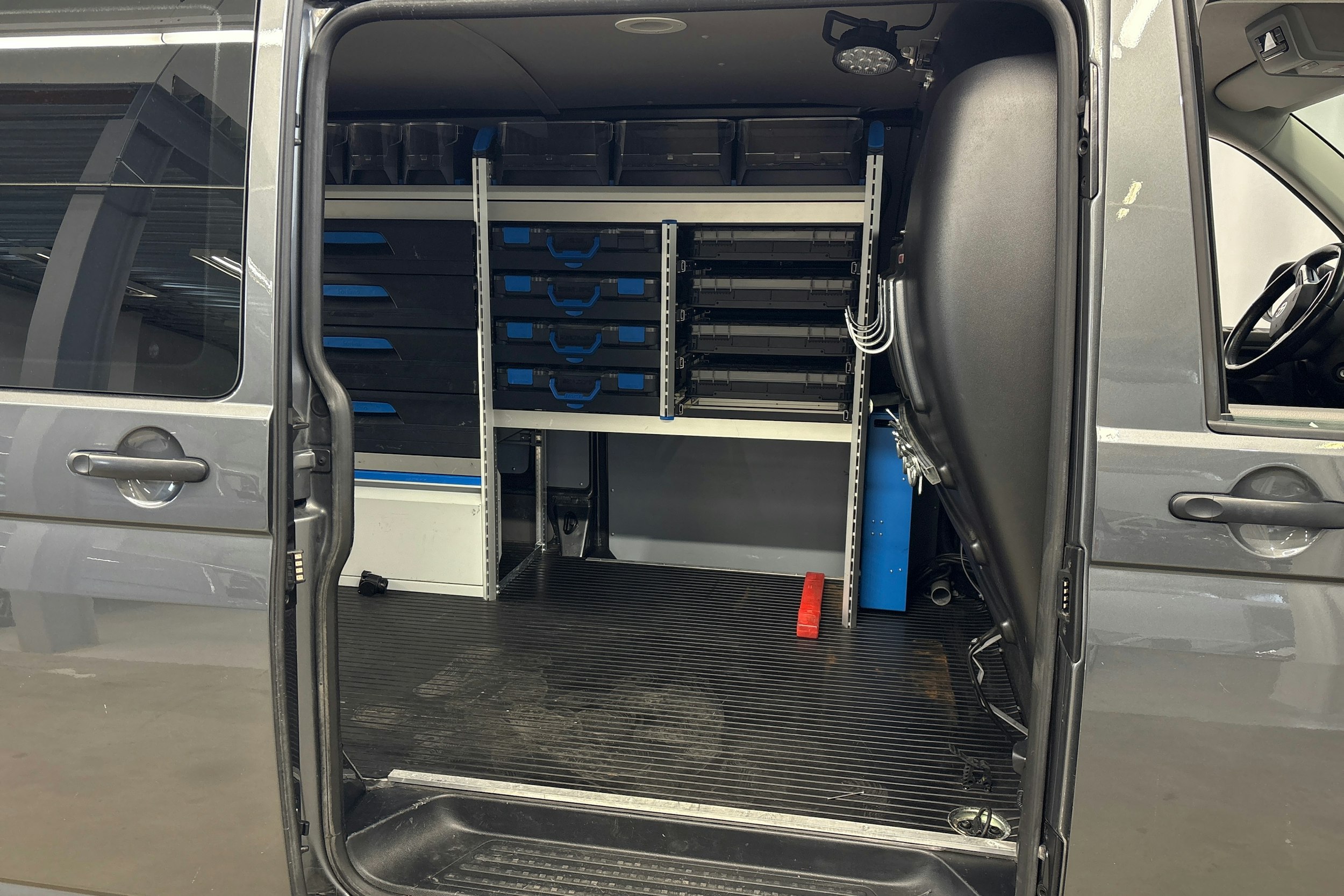 harmaa Volkswagen Transporter 2020 kuva 15.