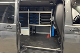 harmaa Volkswagen Transporter 2020 kuva 15.
