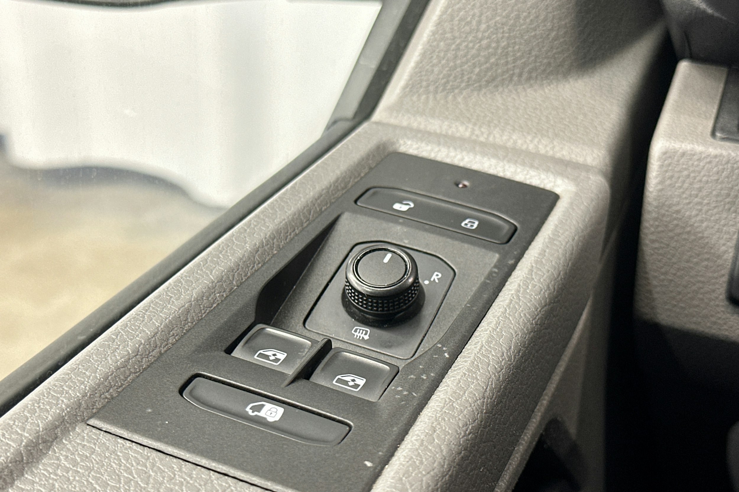 harmaa Volkswagen Transporter 2020 kuva 17.