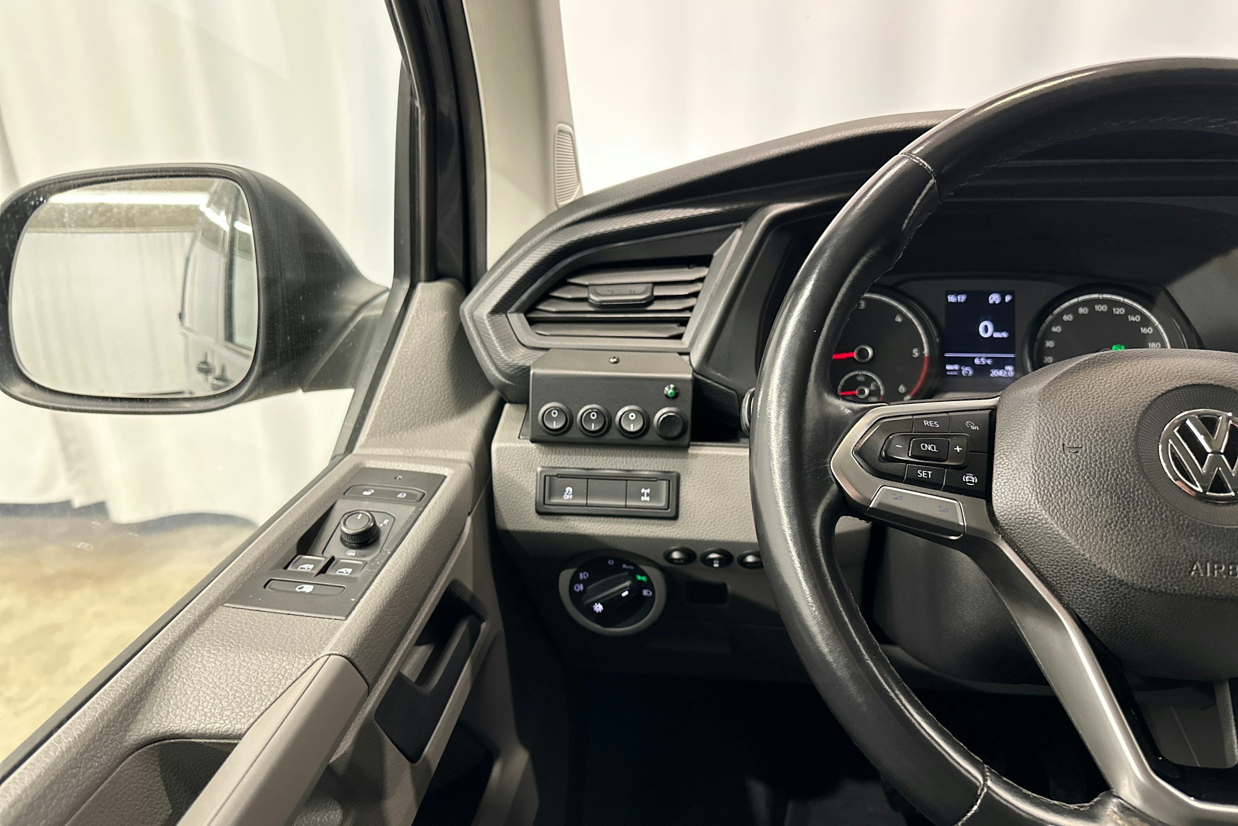 harmaa Volkswagen Transporter 2020 kuva 19.