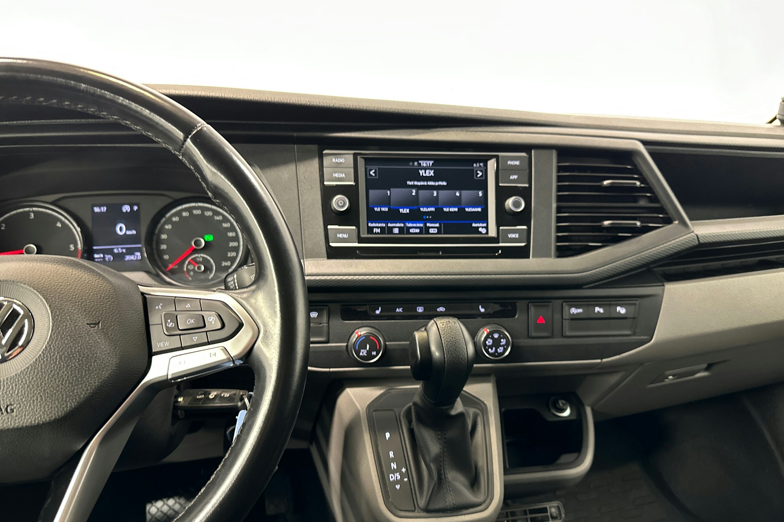 harmaa Volkswagen Transporter 2020 kuva 20.