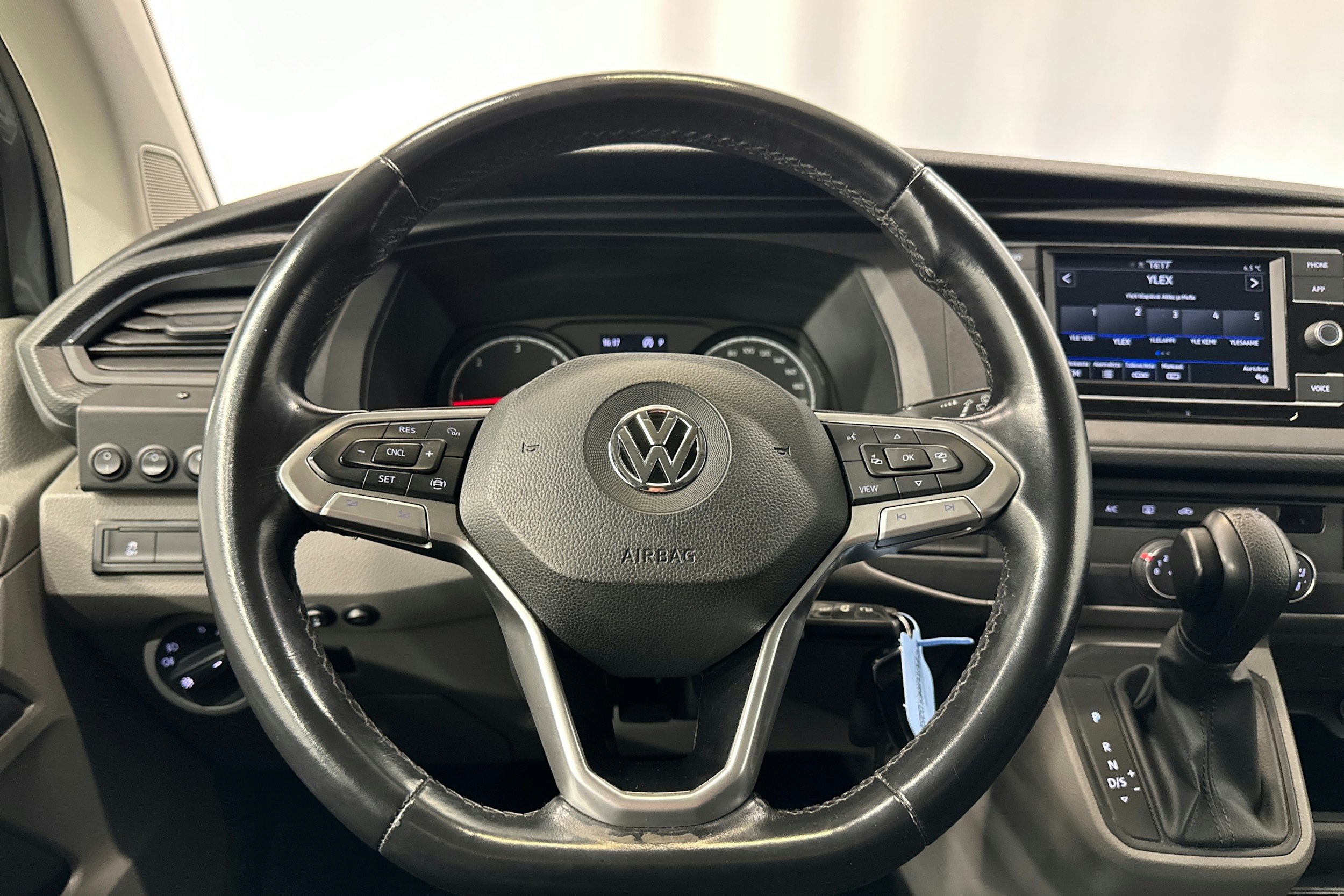 harmaa Volkswagen Transporter 2020 kuva 21.