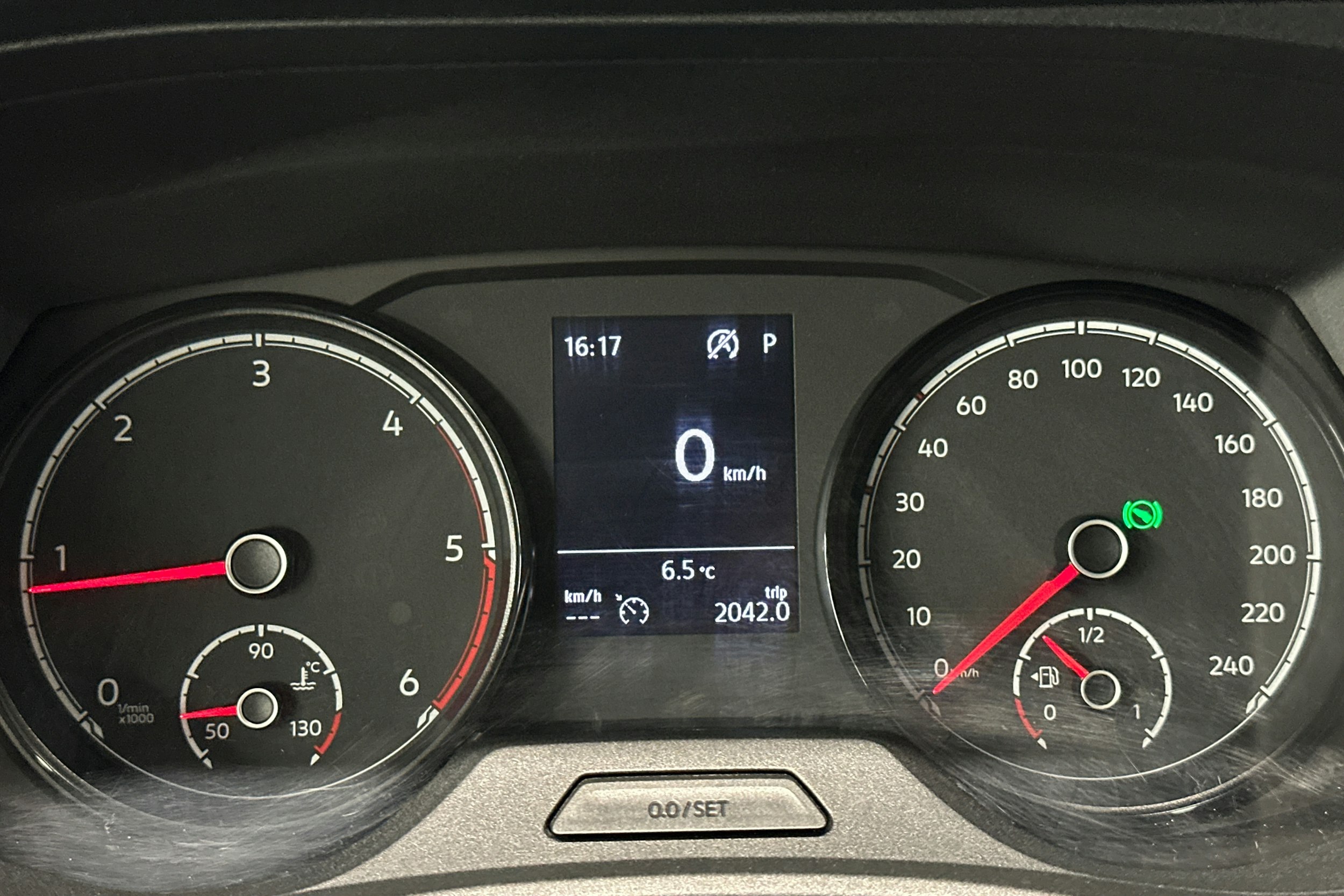 harmaa Volkswagen Transporter 2020 kuva 22.