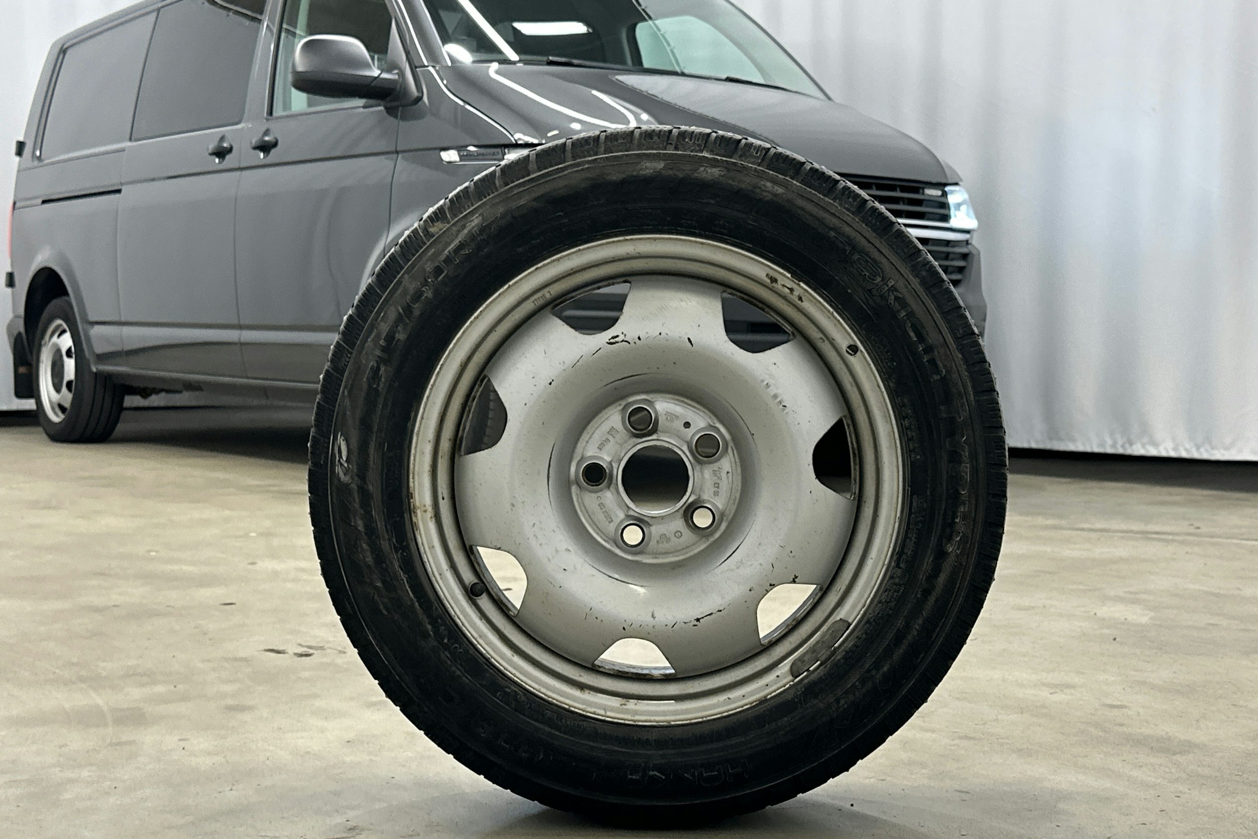 harmaa Volkswagen Transporter 2020 kuva 30.