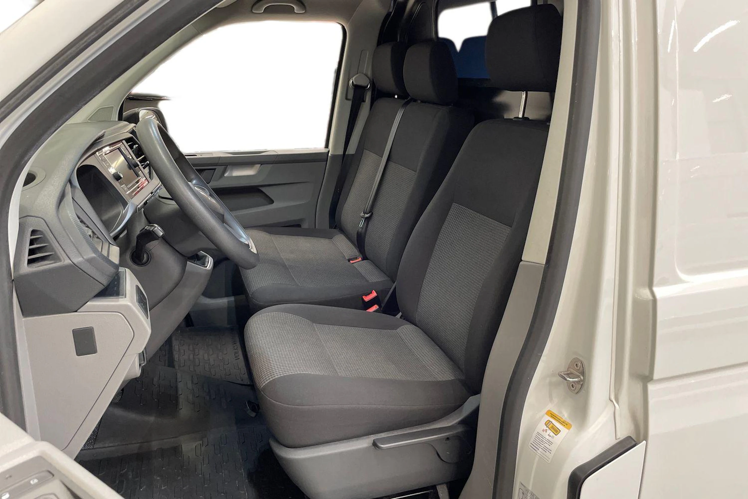 valkoinen Volkswagen Transporter 2020 kuva 8.