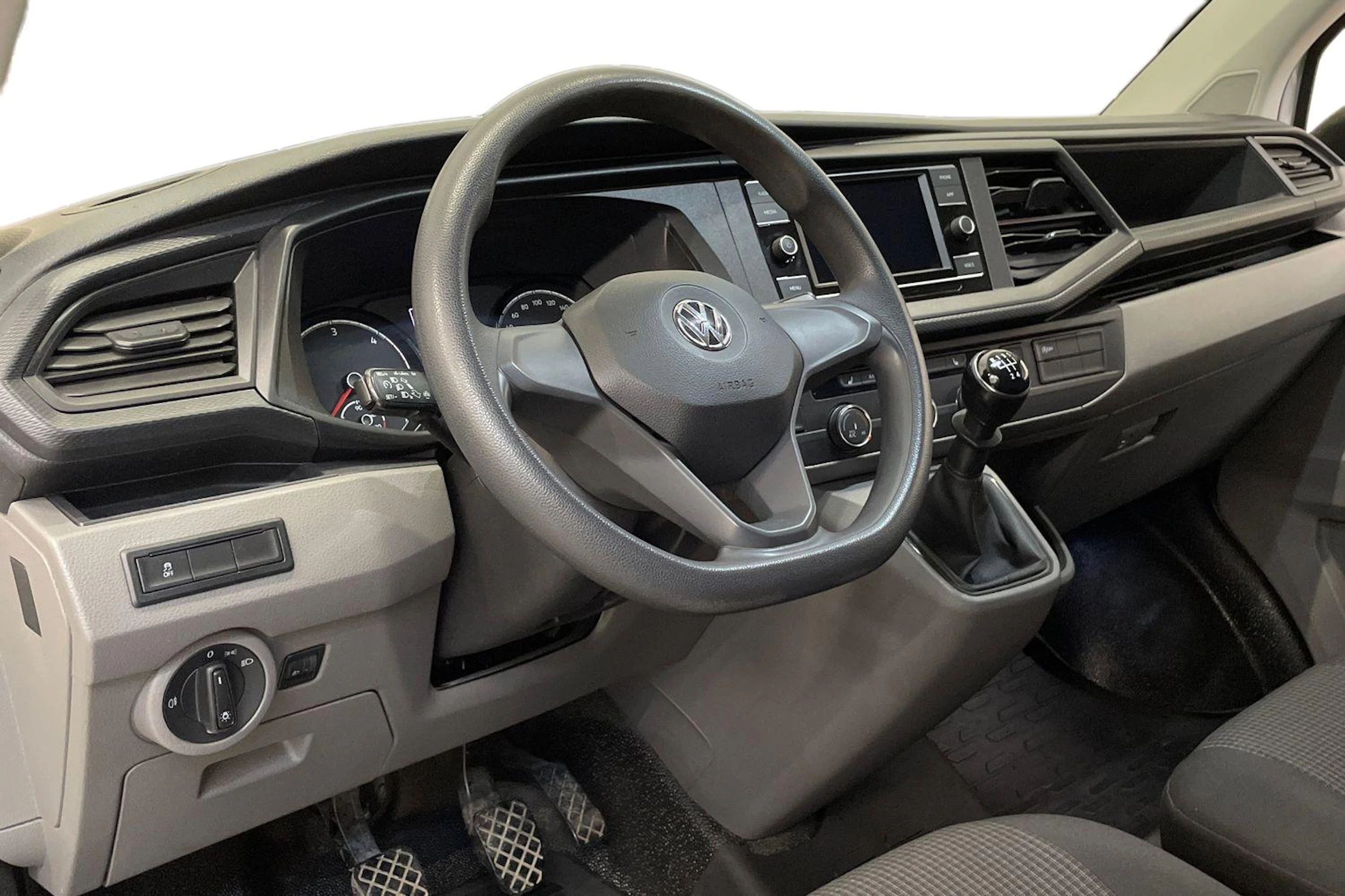 valkoinen Volkswagen Transporter 2020 kuva 9.