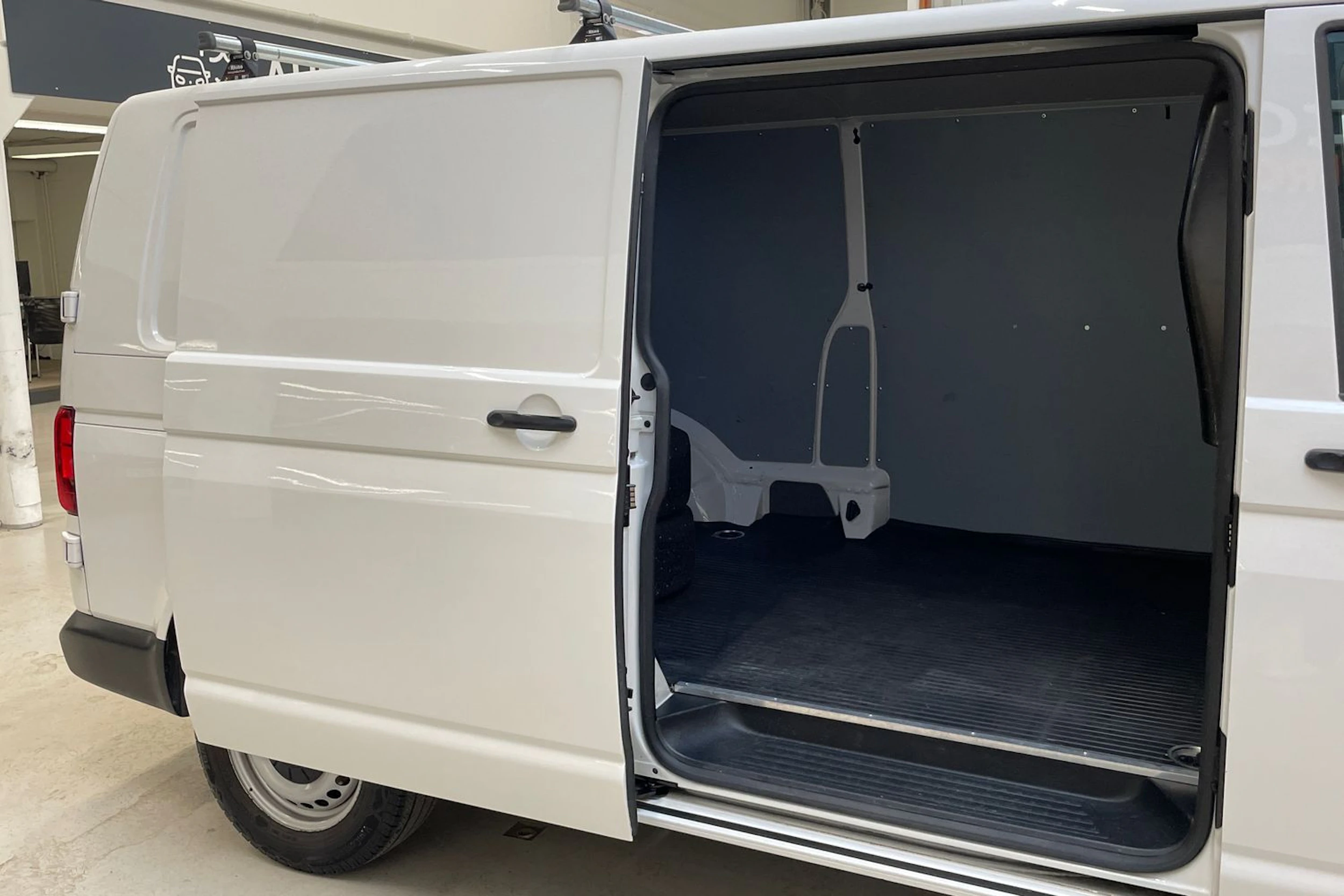 valkoinen Volkswagen Transporter 2020 kuva 12.