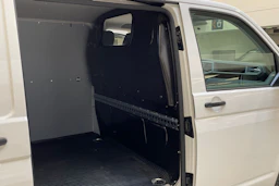 valkoinen Volkswagen Transporter 2020 kuva 14.