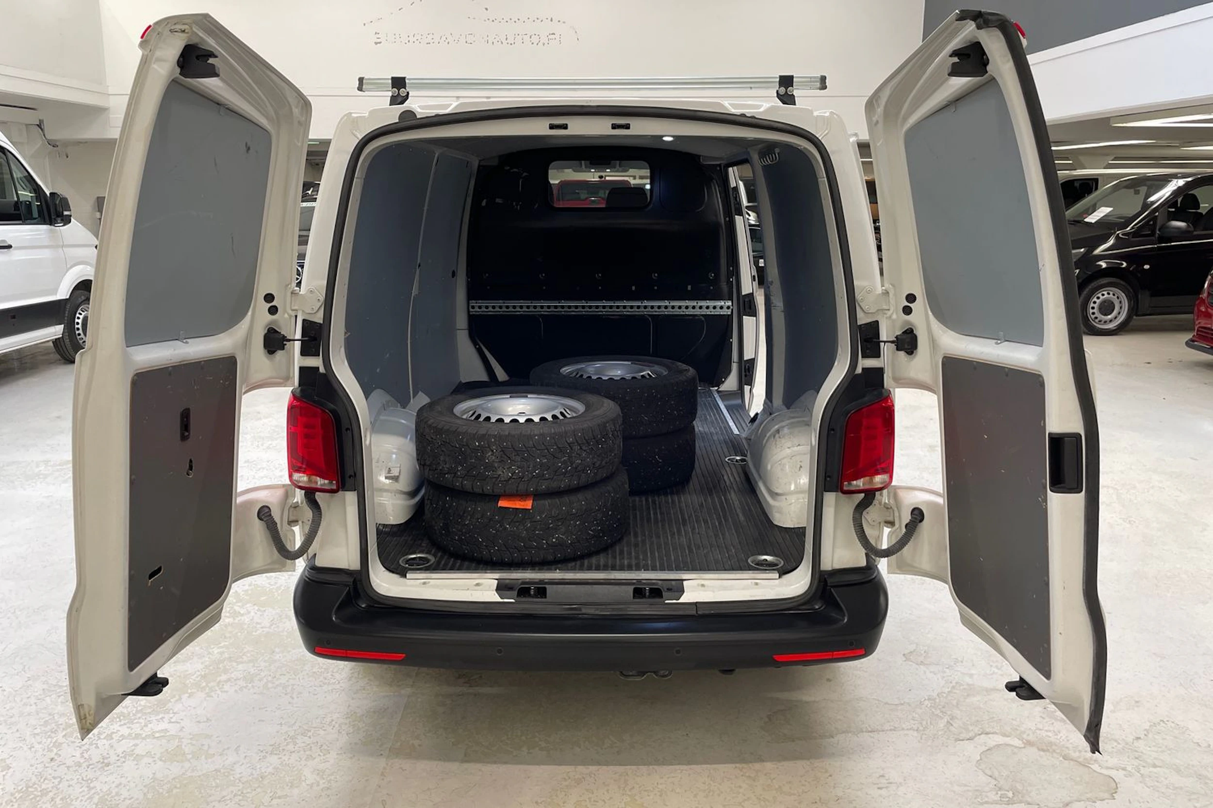 valkoinen Volkswagen Transporter 2020 kuva 15.