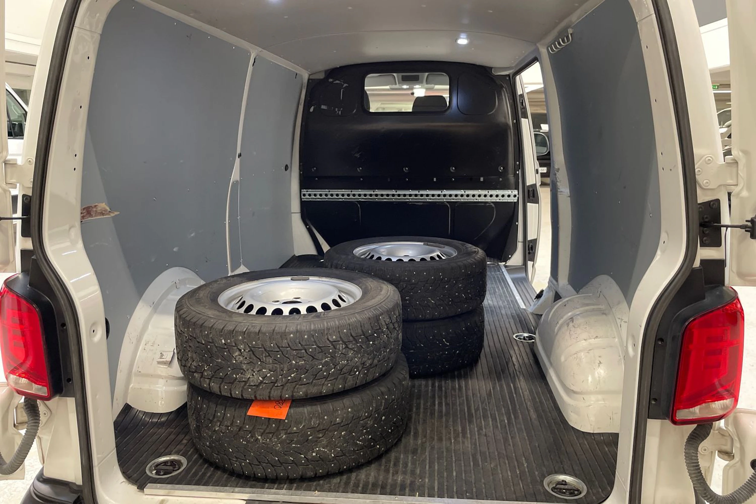 valkoinen Volkswagen Transporter 2020 kuva 16.