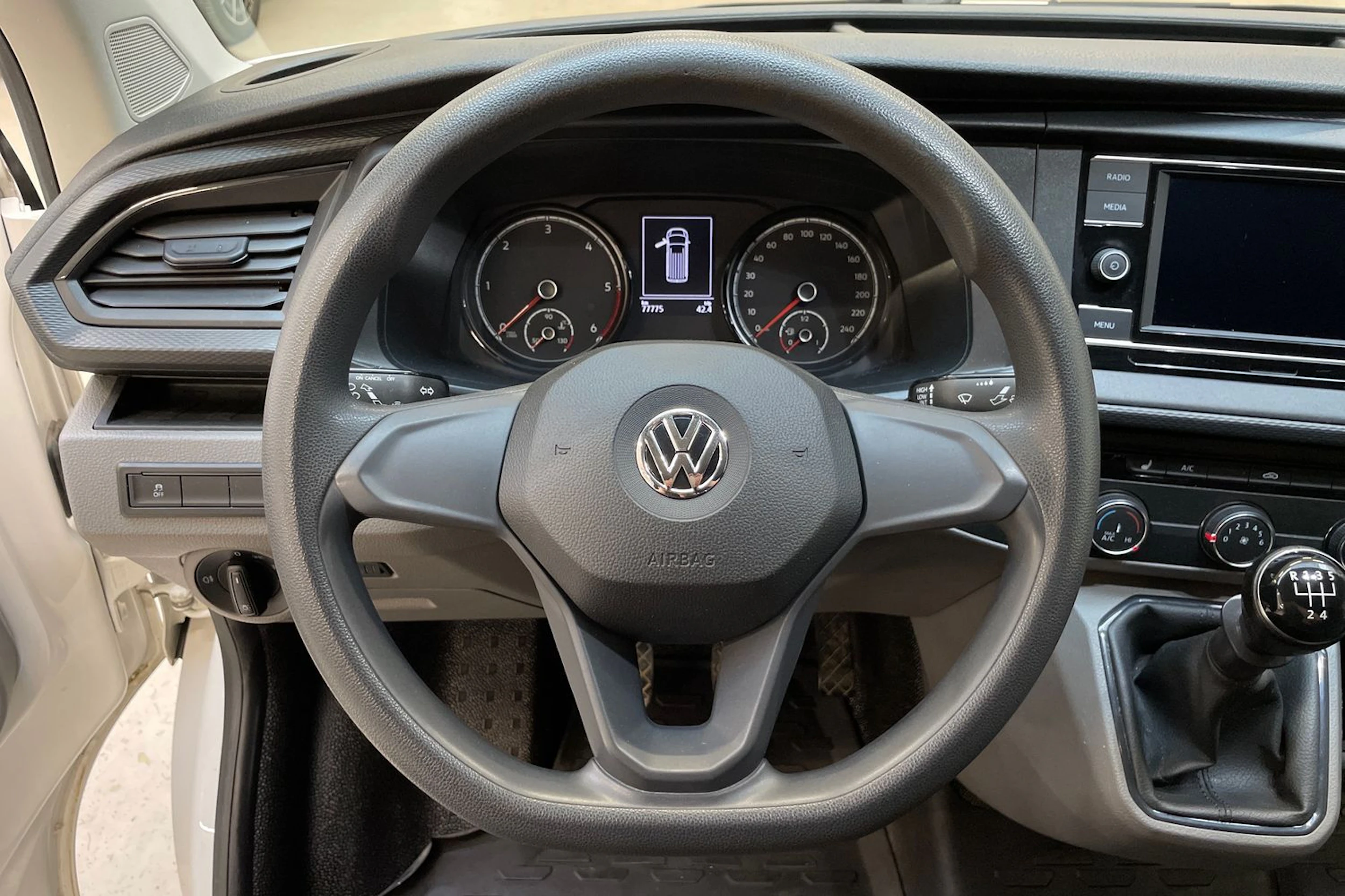 valkoinen Volkswagen Transporter 2020 kuva 17.