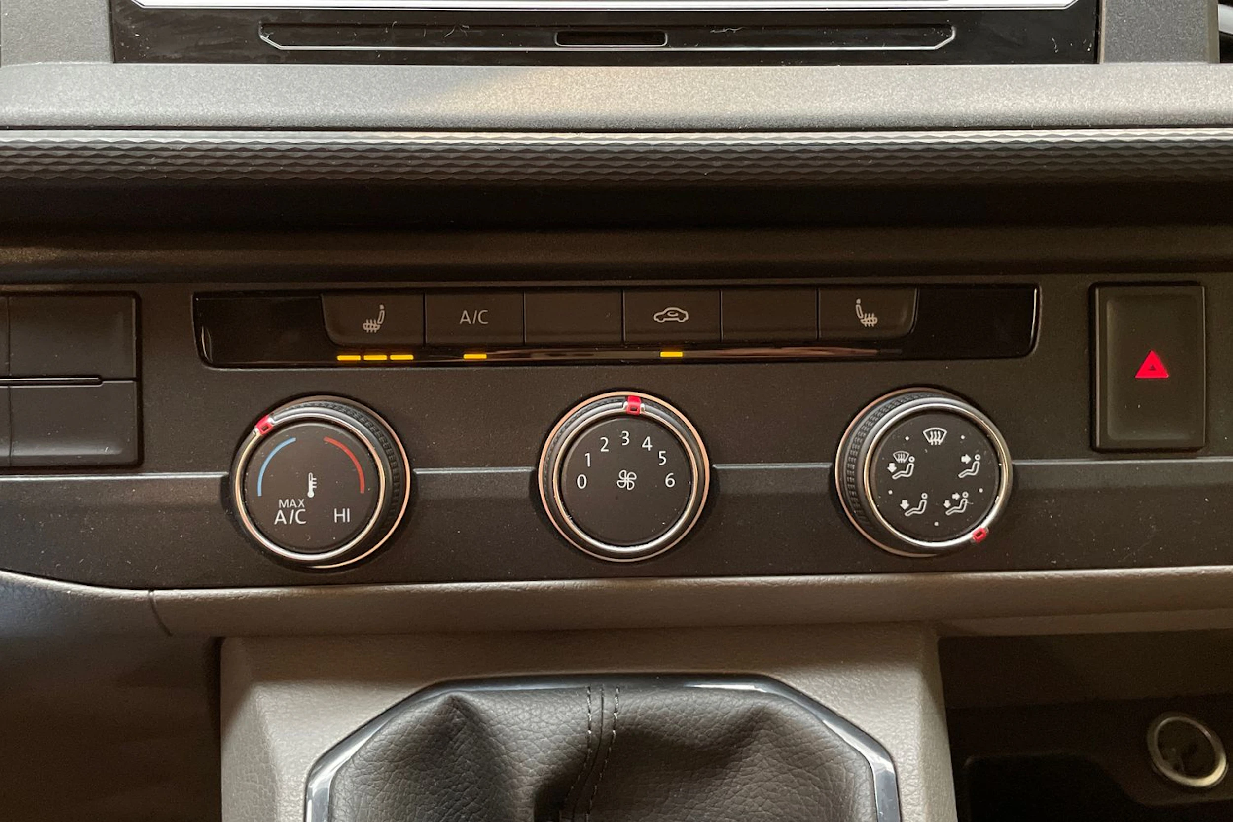 valkoinen Volkswagen Transporter 2020 kuva 25.