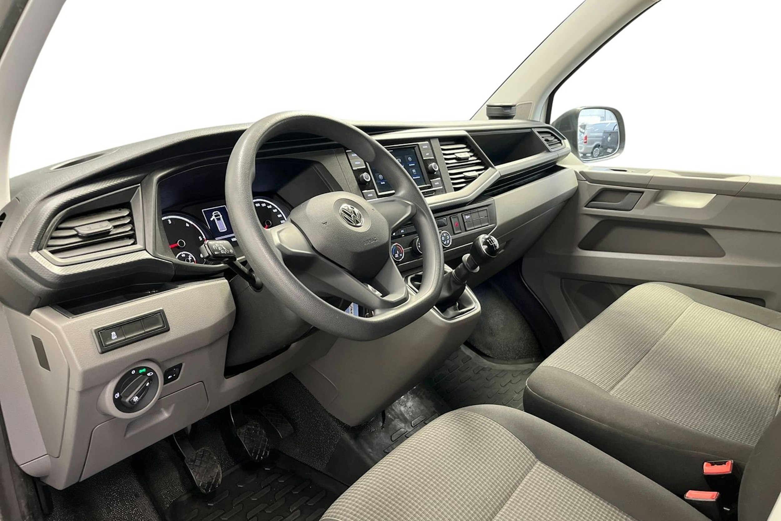 Valkoinen Volkswagen Transporter 2020 kuva 7.