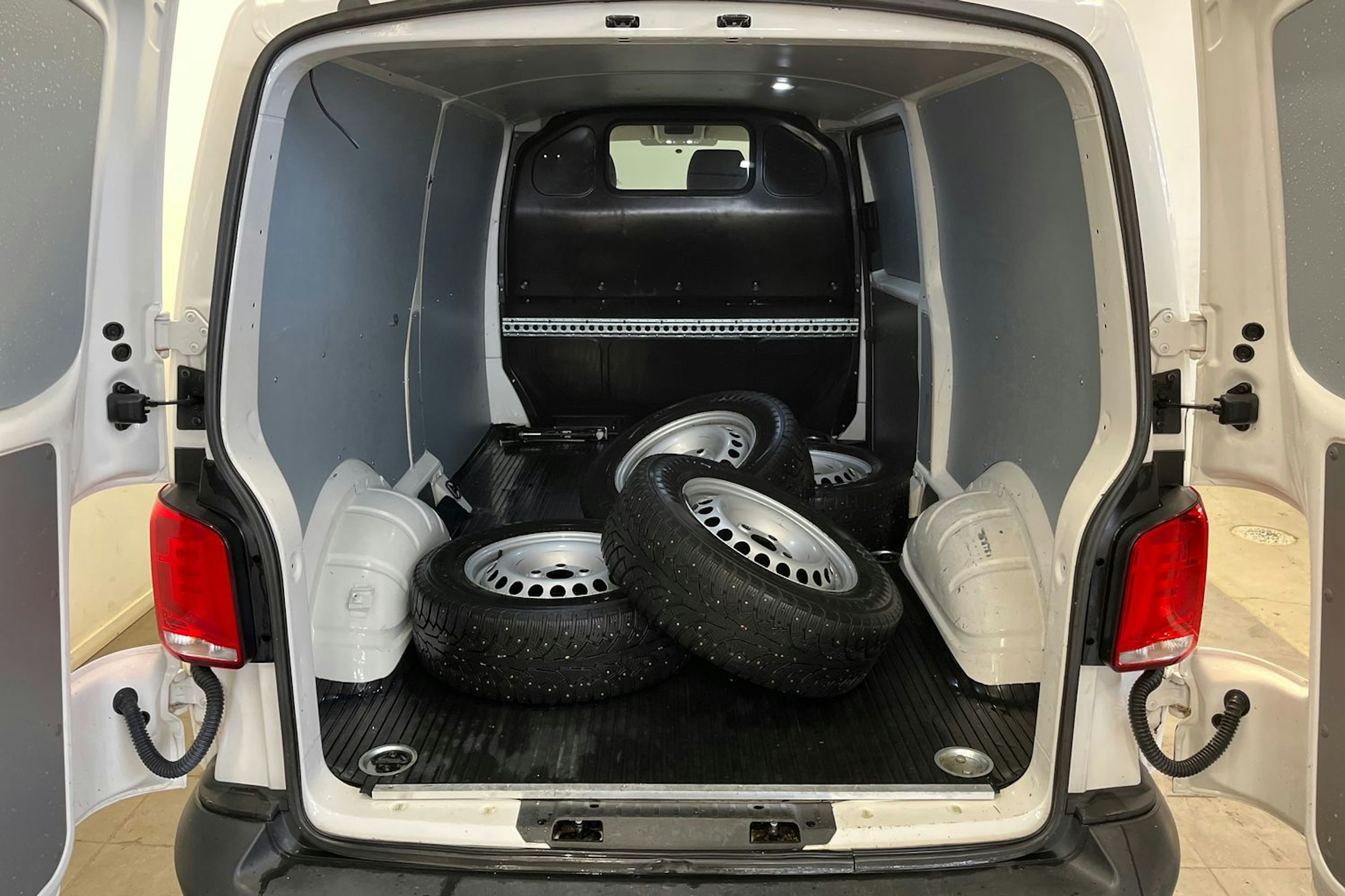 Valkoinen Volkswagen Transporter 2020 kuva 14.